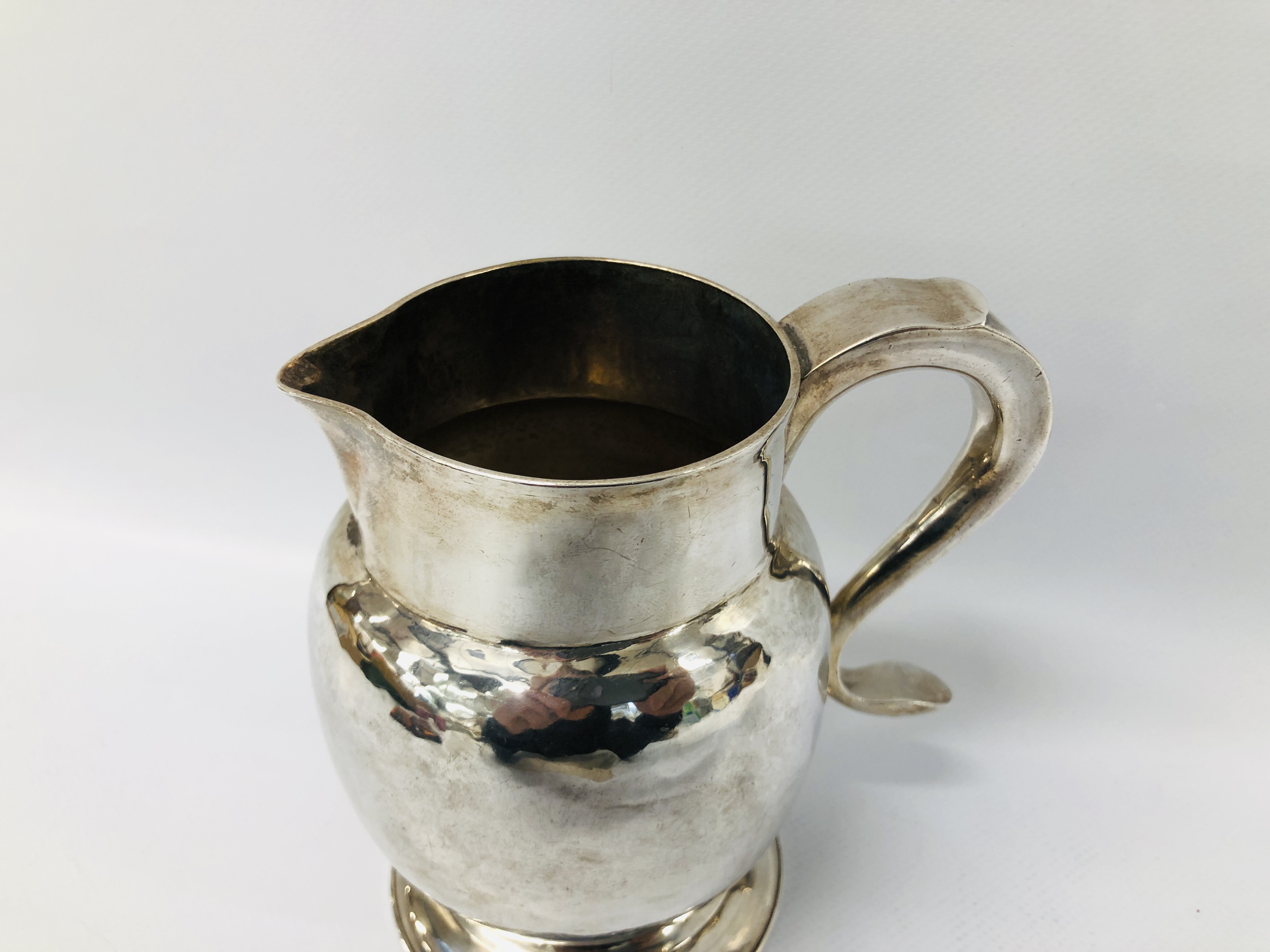 A GEORGE III SILVER JUG, THE 'S' SHAPED HANDLE ON A PLAIN BULBOUS BODY, NEWCASTLE 1790, J. - Image 2 of 21