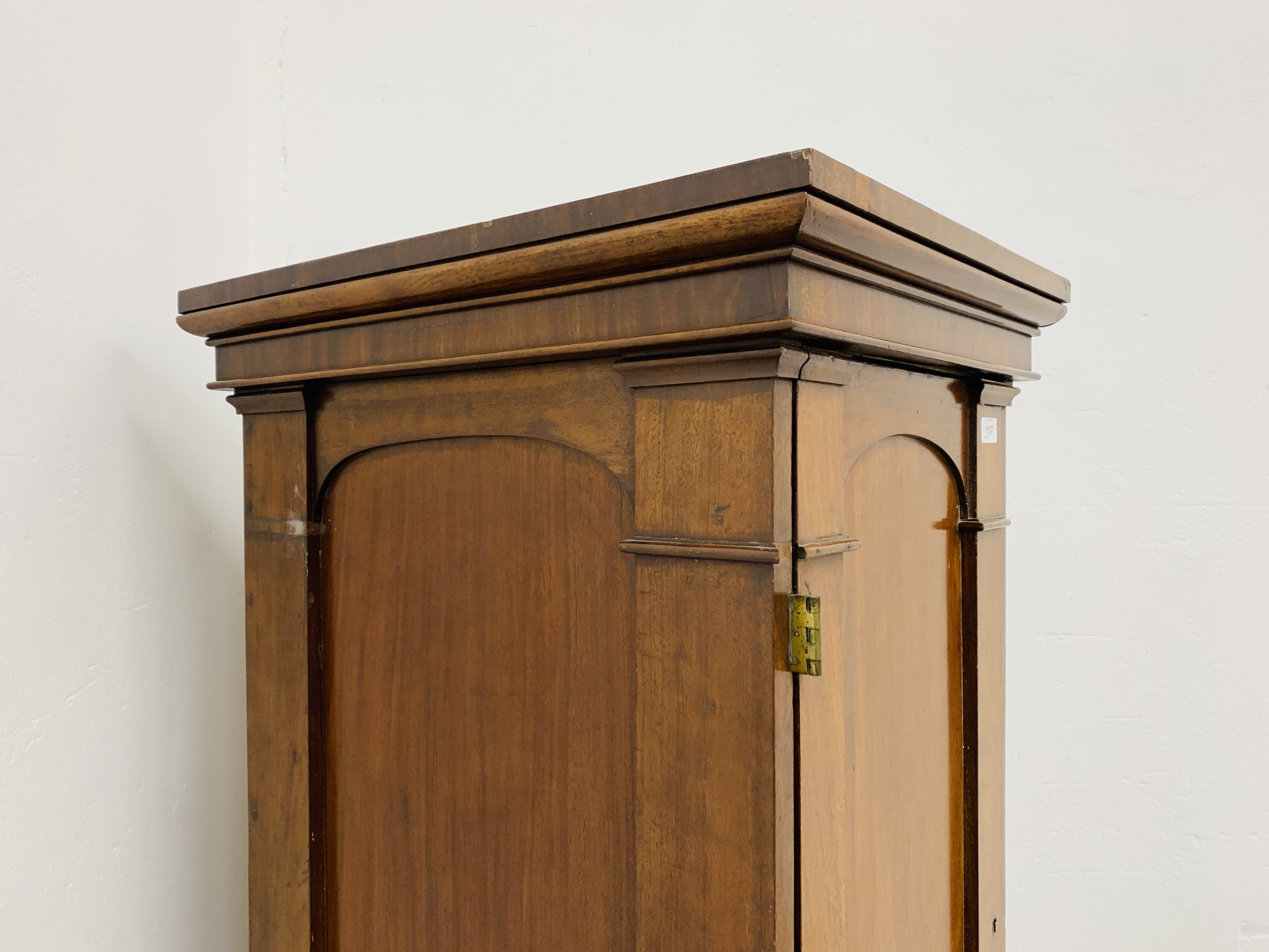 AN EARLY C19TH MAHOGANY SINGLE DOOR PEDESTAL (PART OF A LARGER PIECE) ENCLOSING SEVEN DRAWERS - Image 7 of 17