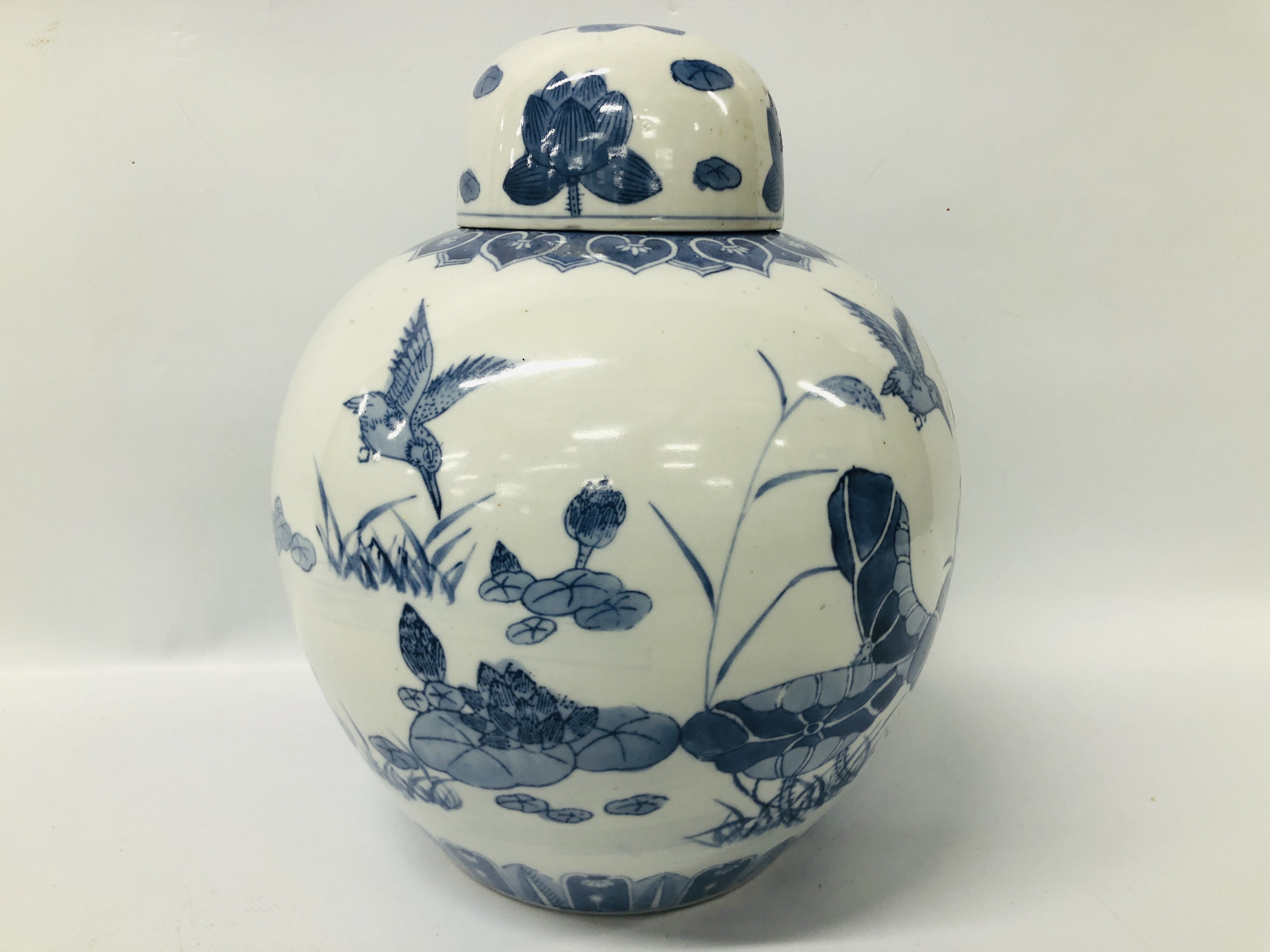 LARGE BLUE AND WHITE ORIENTAL LIDDED GINGER JAR. - Image 6 of 8