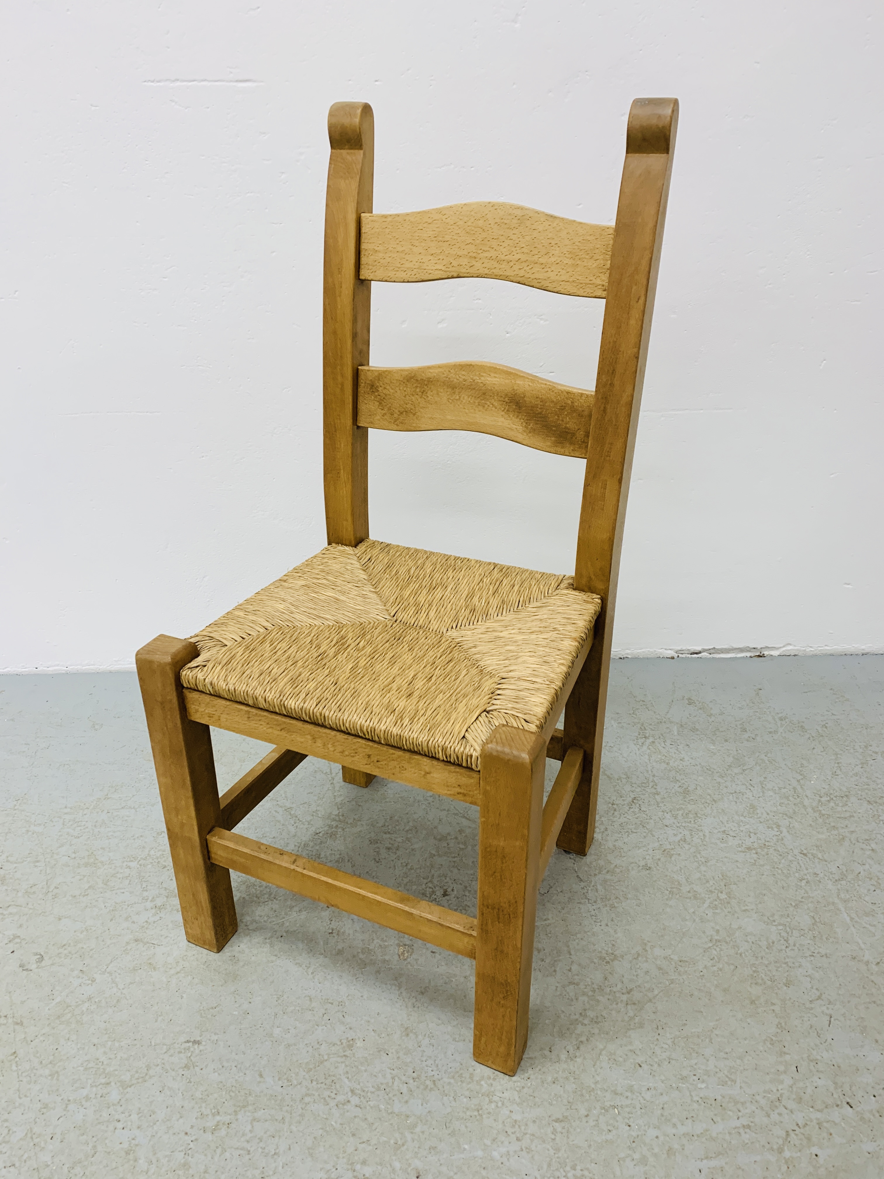 A SET OF SIX HEAVY QUALITY COUNTRY DINING CHAIRS WITH RUSH SEATS (4 SIDE, - Image 13 of 14