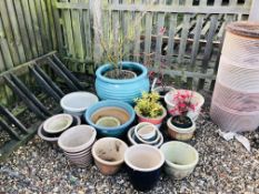 20 GLAZED FLOWER POTS AND PLANTERS AND 3 OTHER PLASTIC POTS CONTAINING PLANTS TO INCLUDE A PHOTINIA