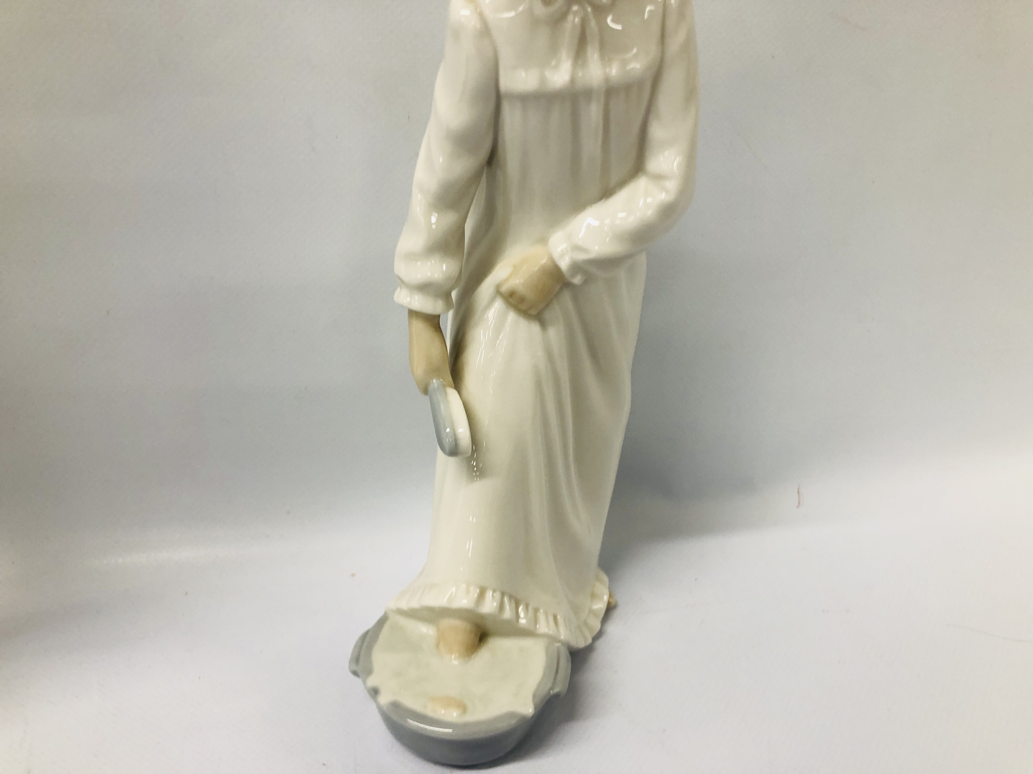 2 X LLADRO NAO FIGURES COMPRISING YOUNG GIRL IN NIGHTWEAR CLEANSING HER FEET + ORIGINAL STYLE LADY - Image 3 of 12