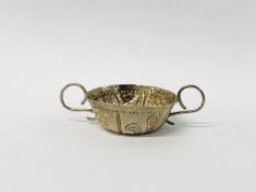 A SILVER MINATURE PORRINGER, THE BASE DECORATED WITH A TUDOR ROSE A FLEUR-DLYS IN TWO SIDE PANELS,