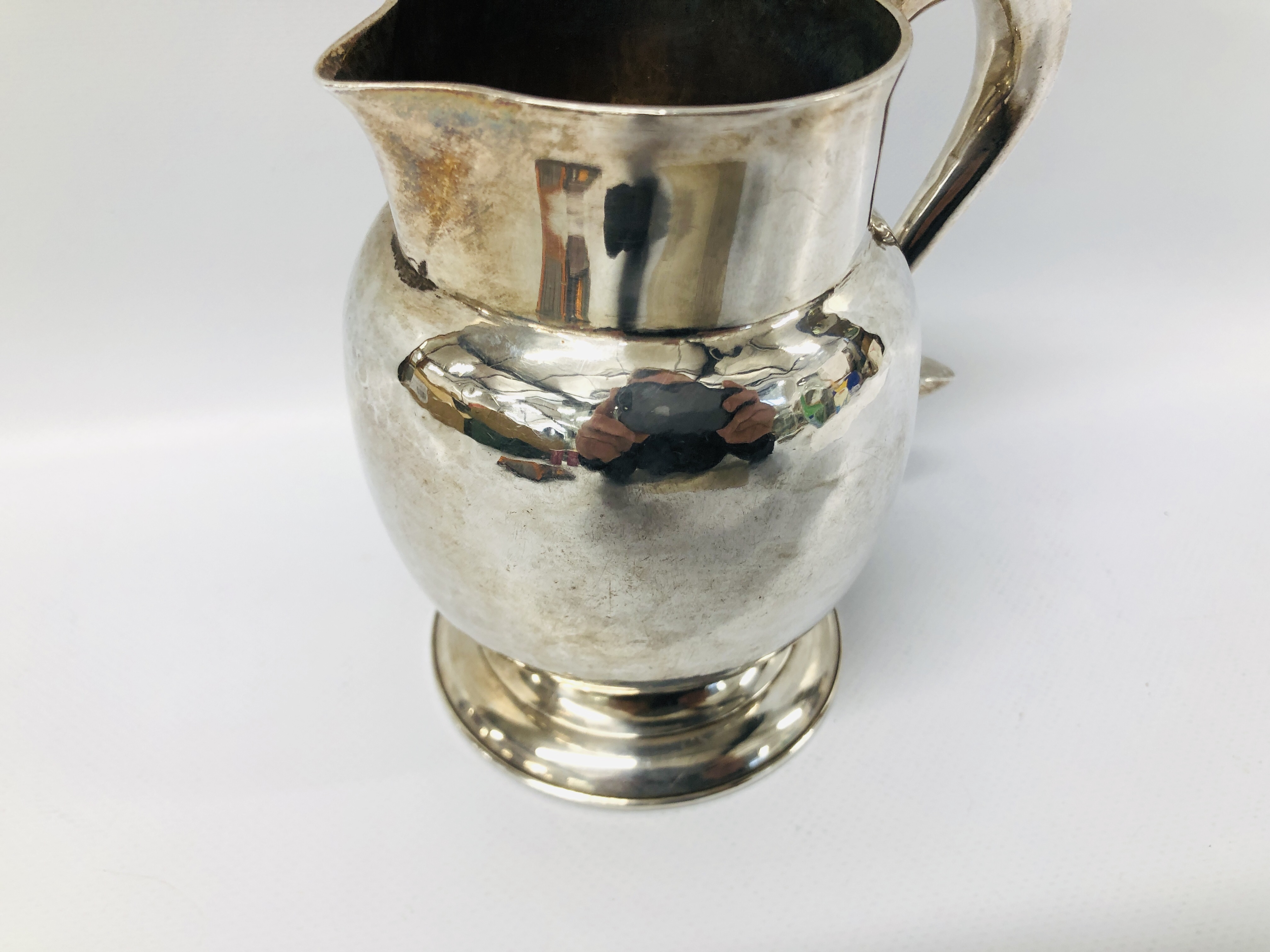 A GEORGE III SILVER JUG, THE 'S' SHAPED HANDLE ON A PLAIN BULBOUS BODY, NEWCASTLE 1790, J. - Image 3 of 21