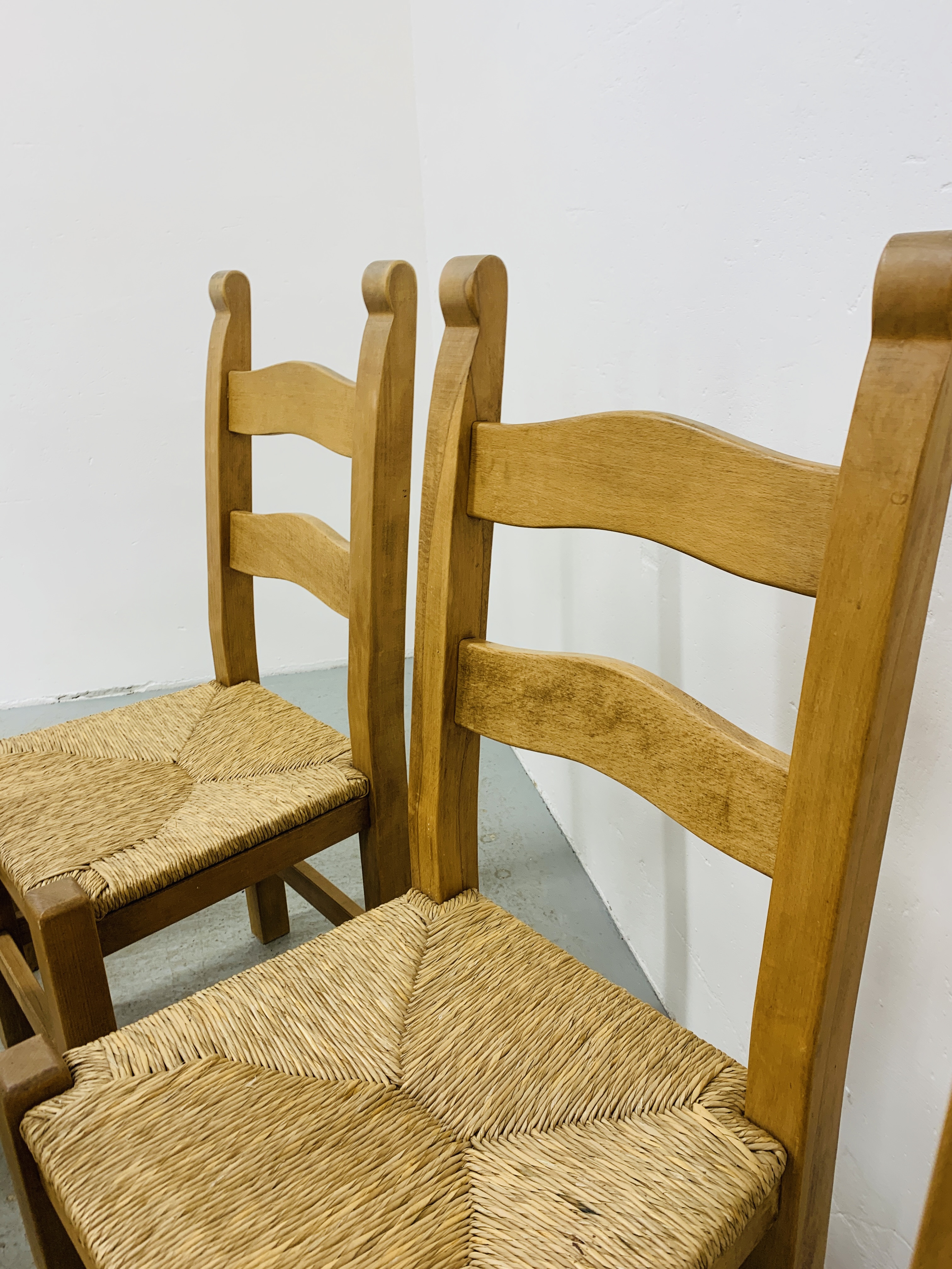 A SET OF SIX HEAVY QUALITY COUNTRY DINING CHAIRS WITH RUSH SEATS (4 SIDE, - Image 9 of 14