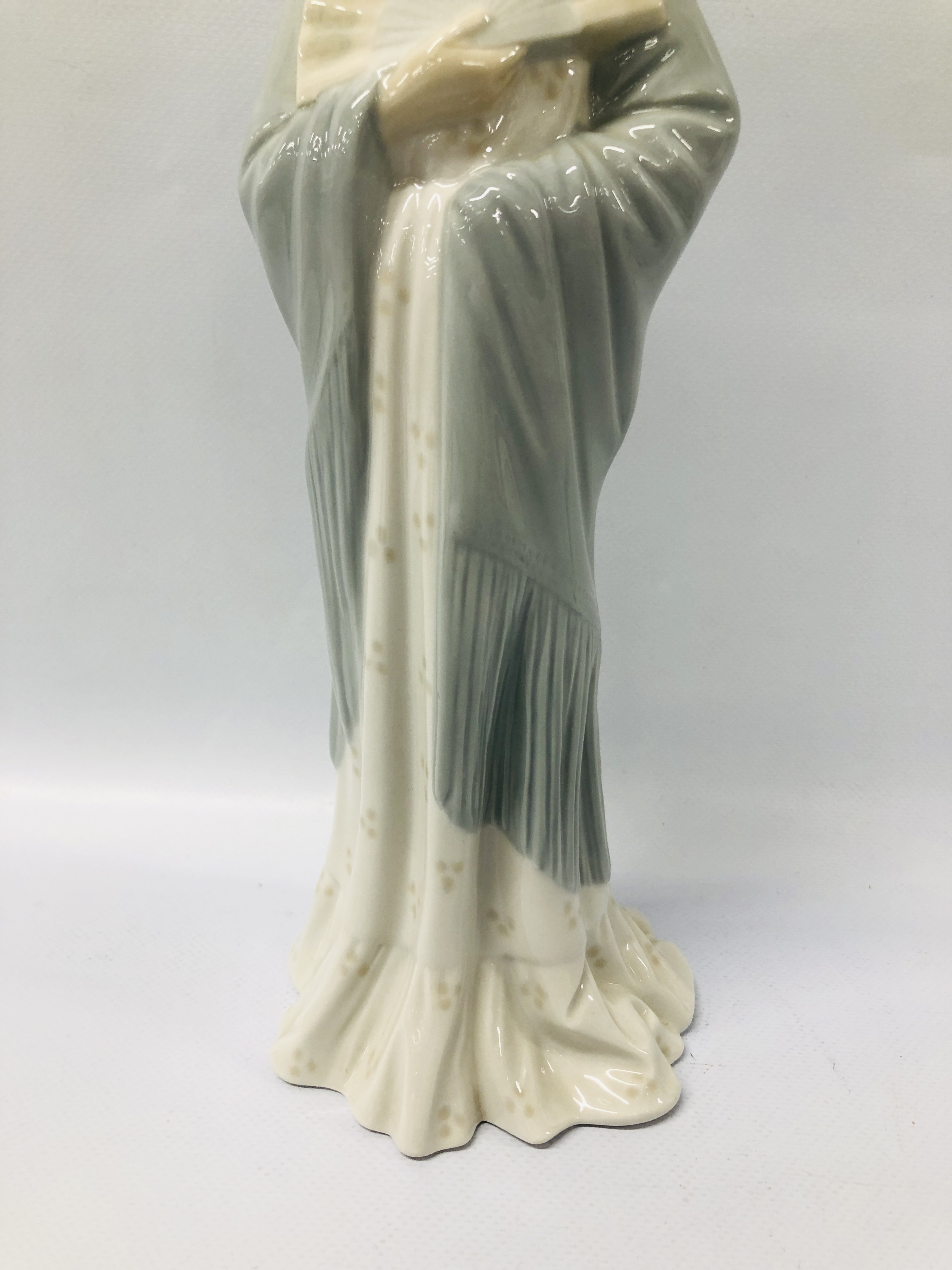 2 X LLADRO NAO FIGURES COMPRISING YOUNG GIRL IN NIGHTWEAR CLEANSING HER FEET + ORIGINAL STYLE LADY - Image 9 of 12