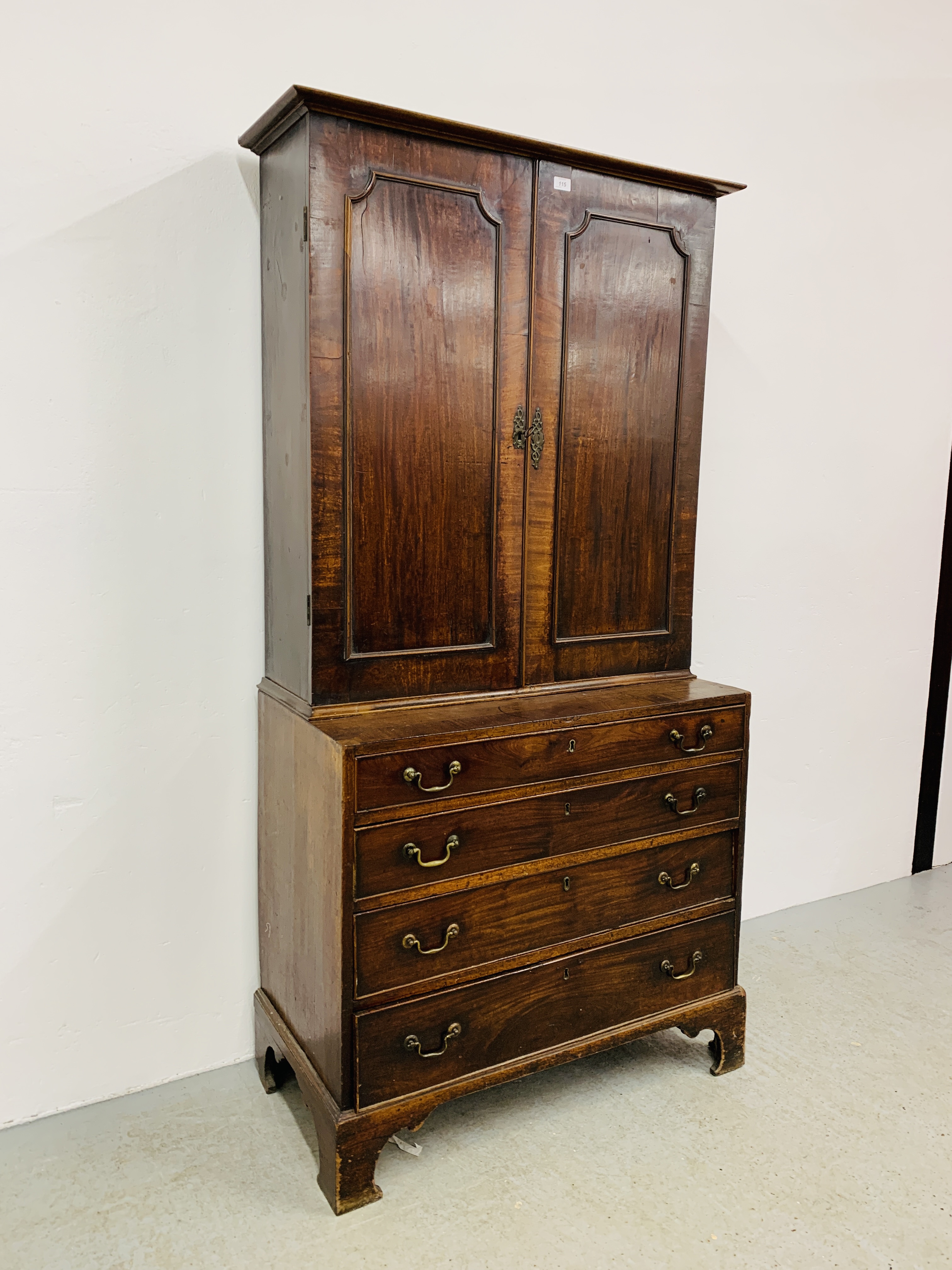 A GEORGE III MAHOGANY CHEST OF FOUR DRAWERS WITH ASSOCIATED TWO DOOR CUPBOARD ABOVE, WIDTH 97CM. - Image 3 of 17