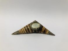A NOVELTY BOX FORMED FROM TWO SHELLS, WHITE METAL MOUNT, THE LID SET WITH INLAID ABALONE. L 11.5CM.