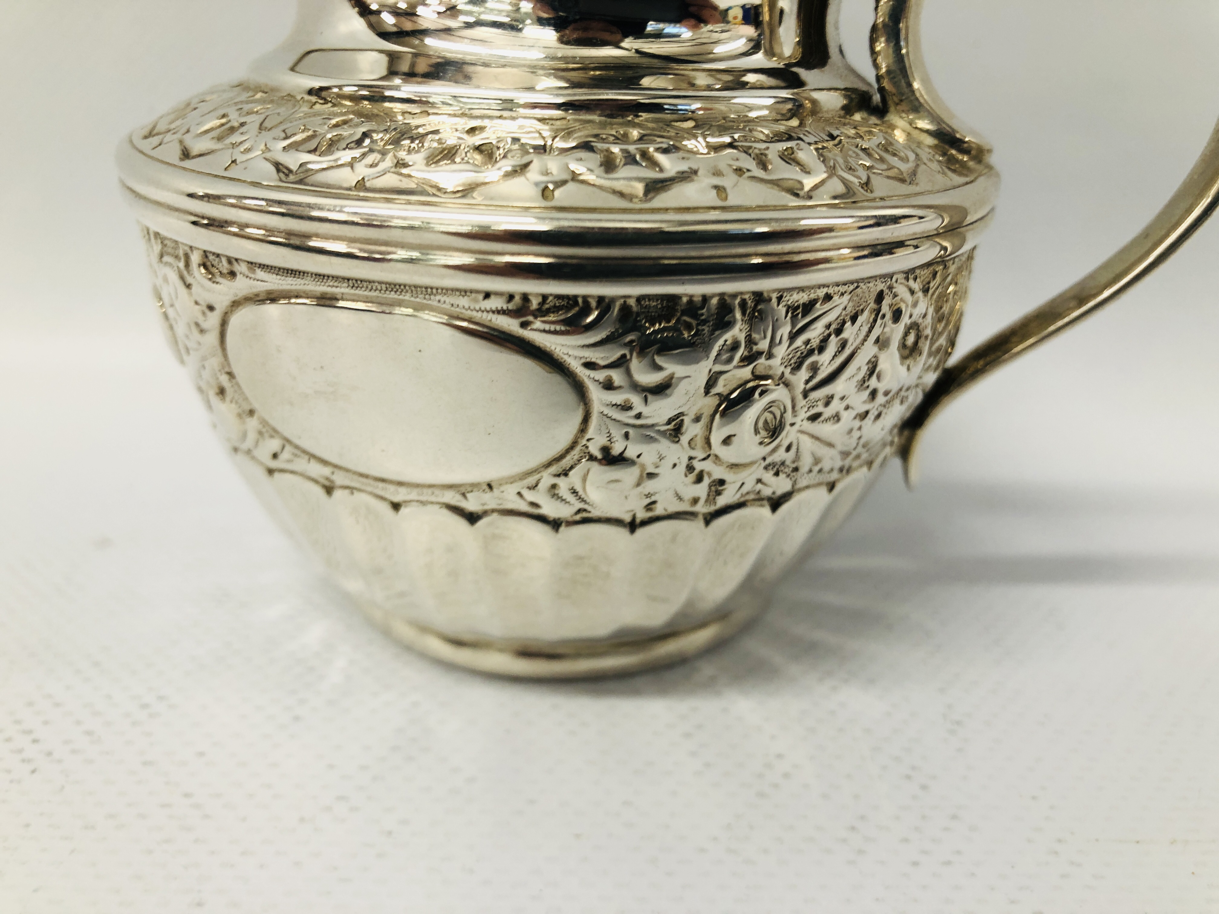 A VICTORIAN SILVER CREAM JUG, LONDON 1893, SIBRAY HALL & COMPANY - H 8CM. - Image 7 of 21