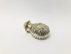A SNUFF BOTTLE IN HINGED SILVER CASE DECORATED WITH SCROLLS AND A VACANT CARTOUCHE WITH SUSPENSION