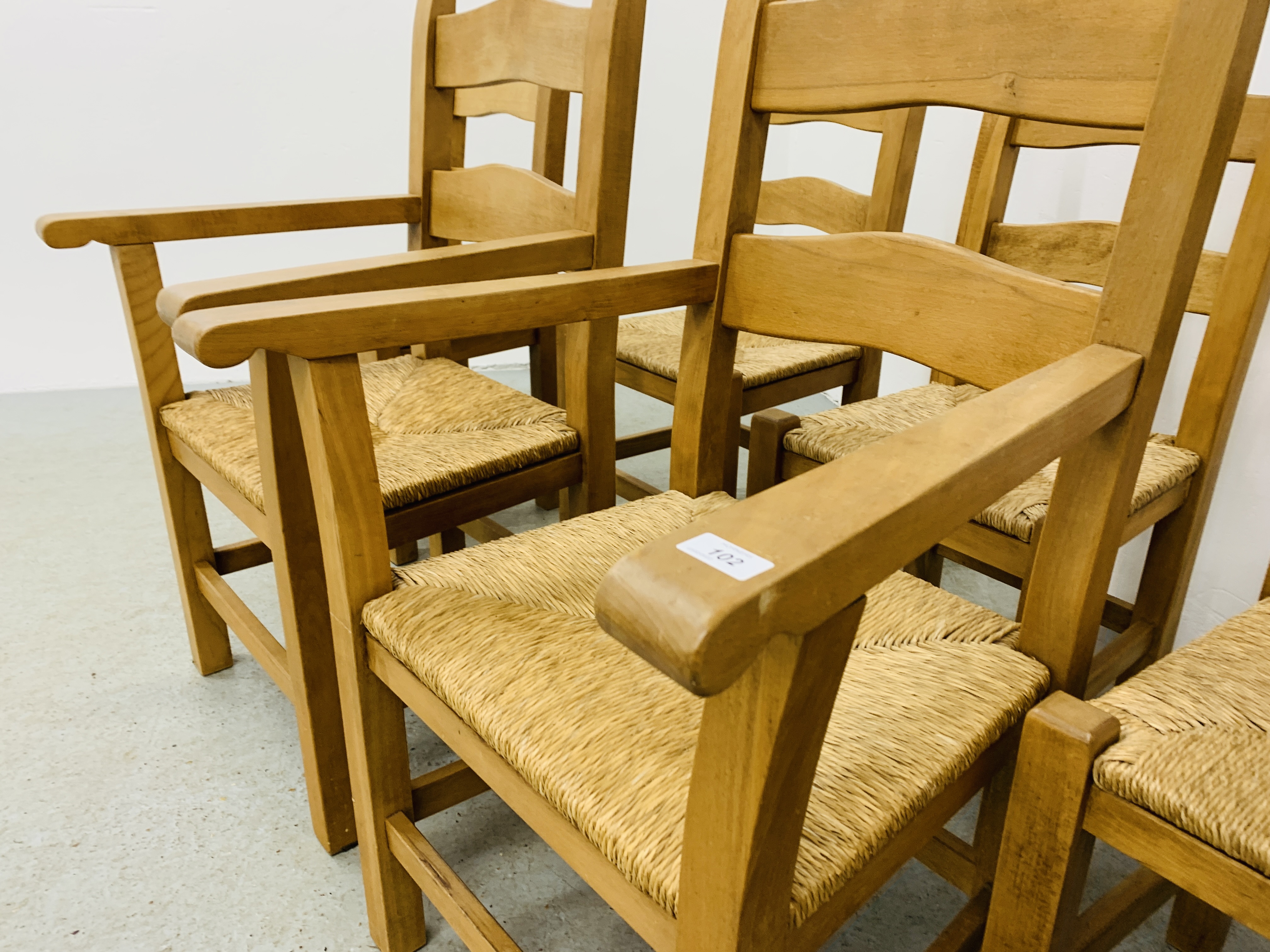 A SET OF SIX HEAVY QUALITY COUNTRY DINING CHAIRS WITH RUSH SEATS (4 SIDE, - Image 5 of 14