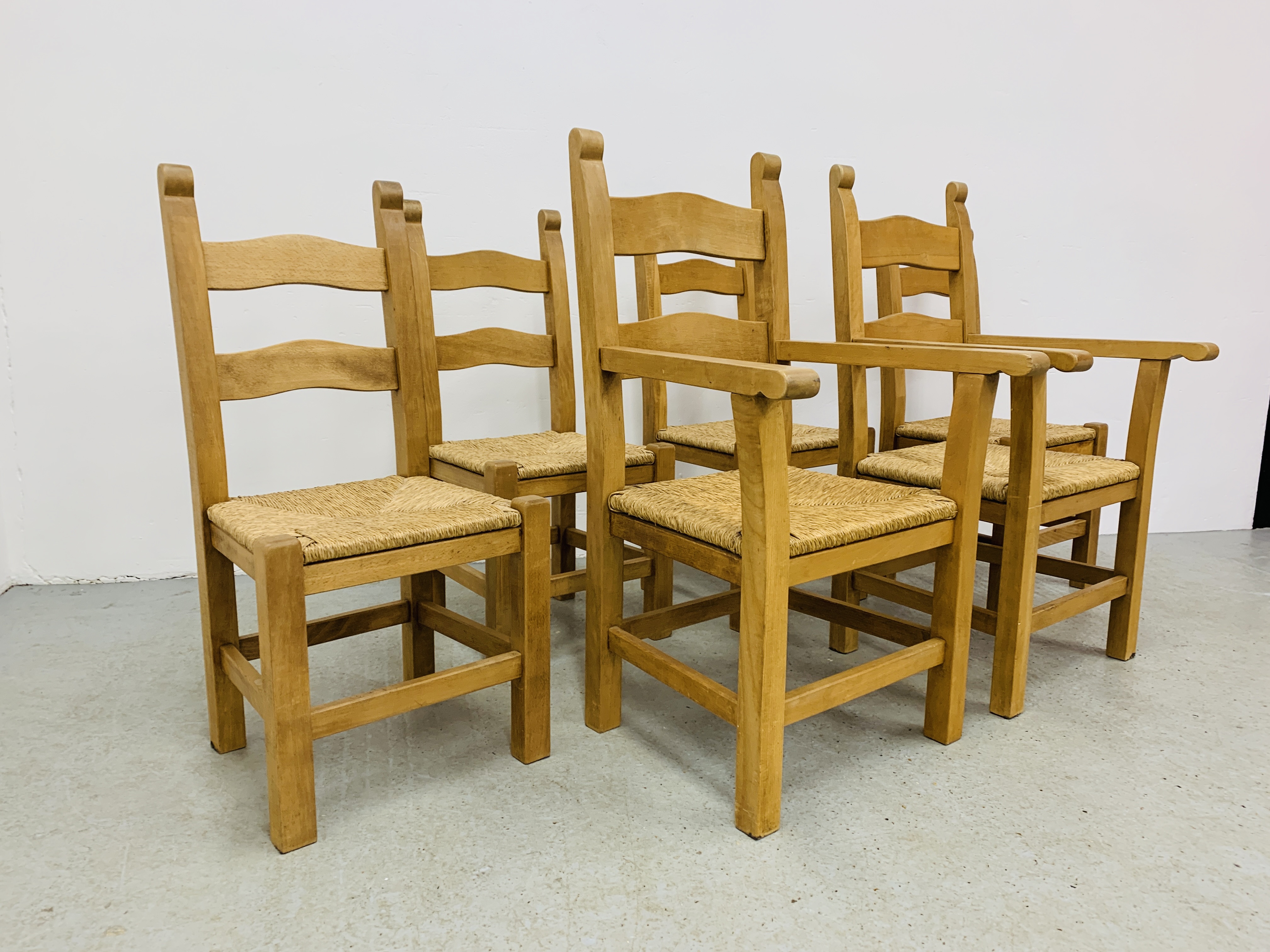A SET OF SIX HEAVY QUALITY COUNTRY DINING CHAIRS WITH RUSH SEATS (4 SIDE, - Image 11 of 14
