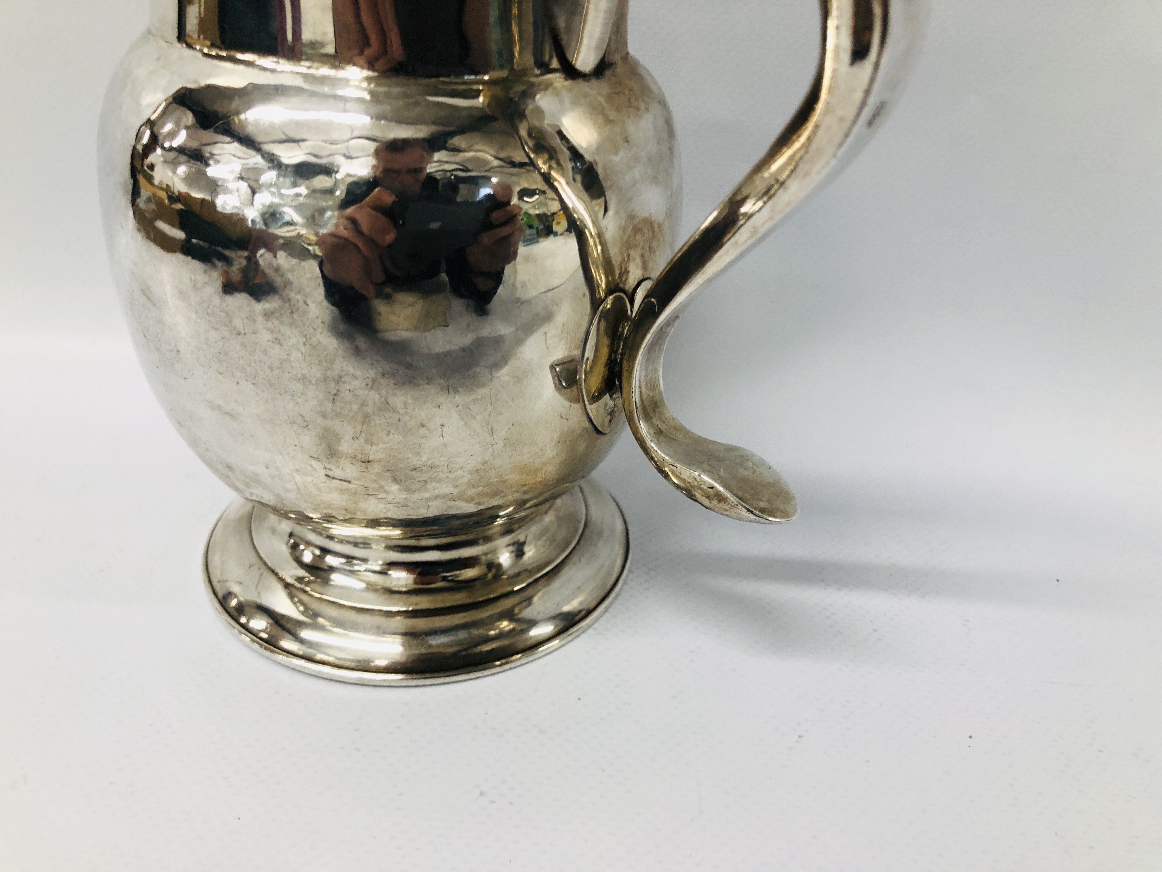 A GEORGE III SILVER JUG, THE 'S' SHAPED HANDLE ON A PLAIN BULBOUS BODY, NEWCASTLE 1790, J. - Image 6 of 21