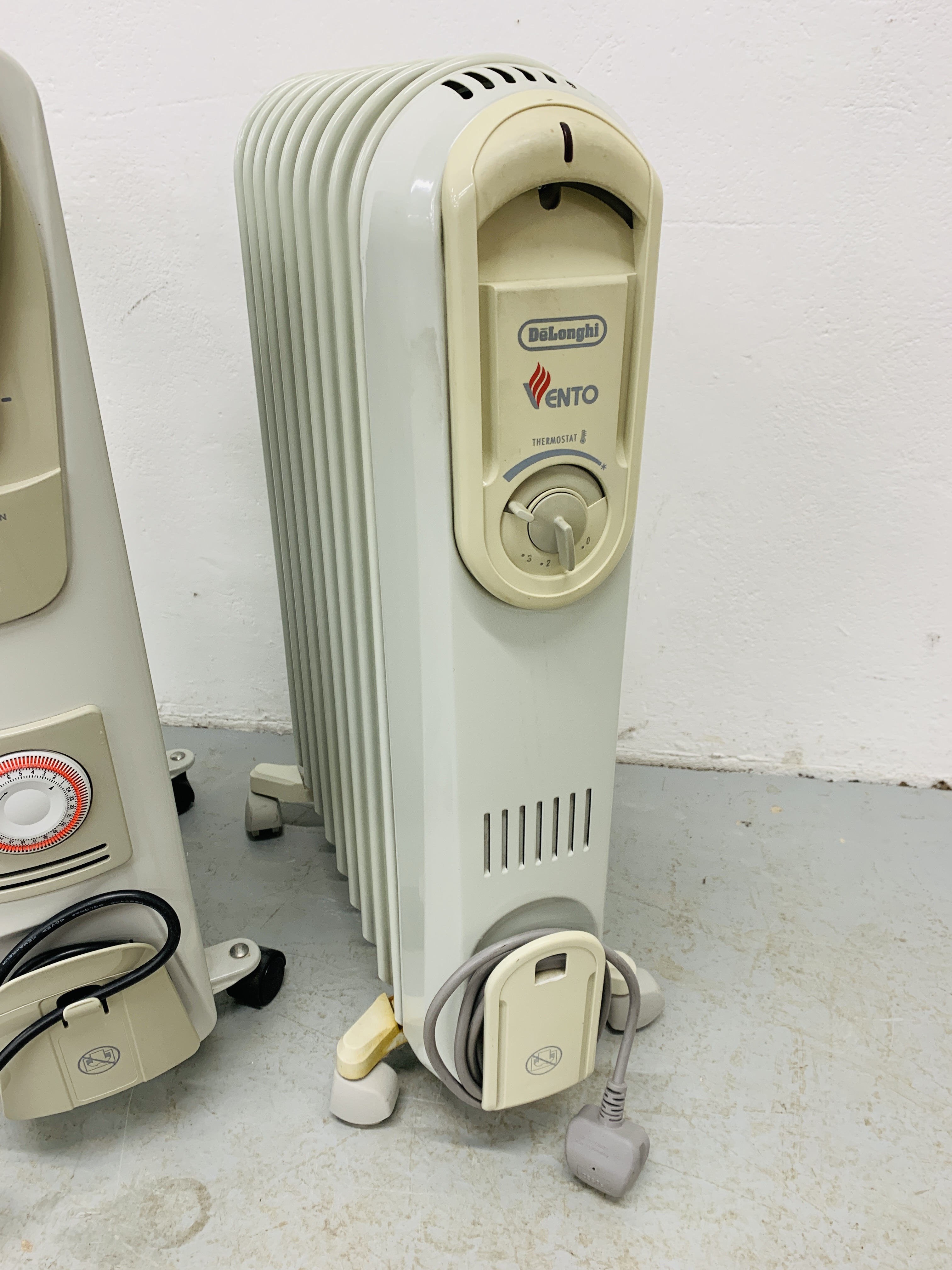 2 X DELONGHI ELECTRIC OIL FILLED RADIATORS (ONE WITH TIMER) - SOLD AS SEEN. - Image 3 of 4