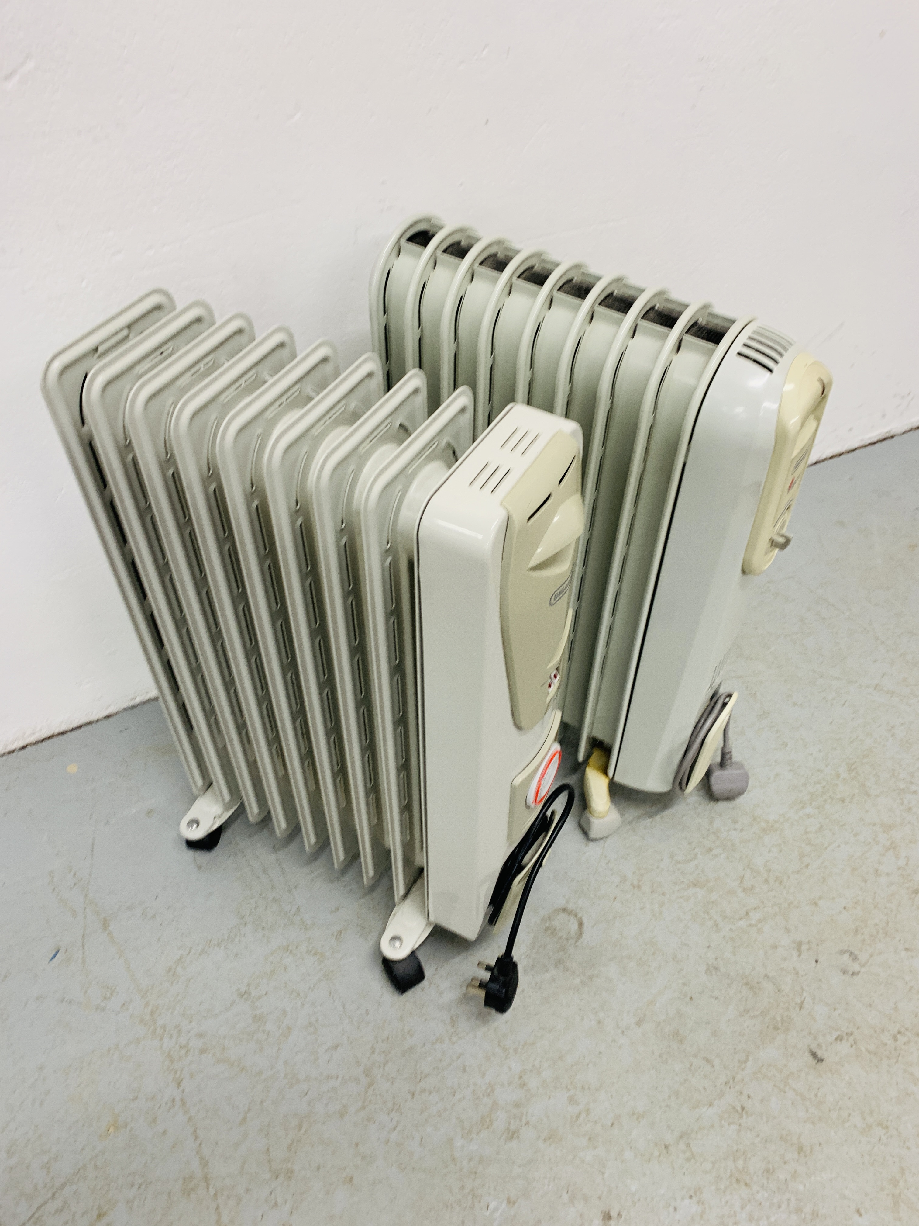 2 X DELONGHI ELECTRIC OIL FILLED RADIATORS (ONE WITH TIMER) - SOLD AS SEEN. - Image 4 of 4