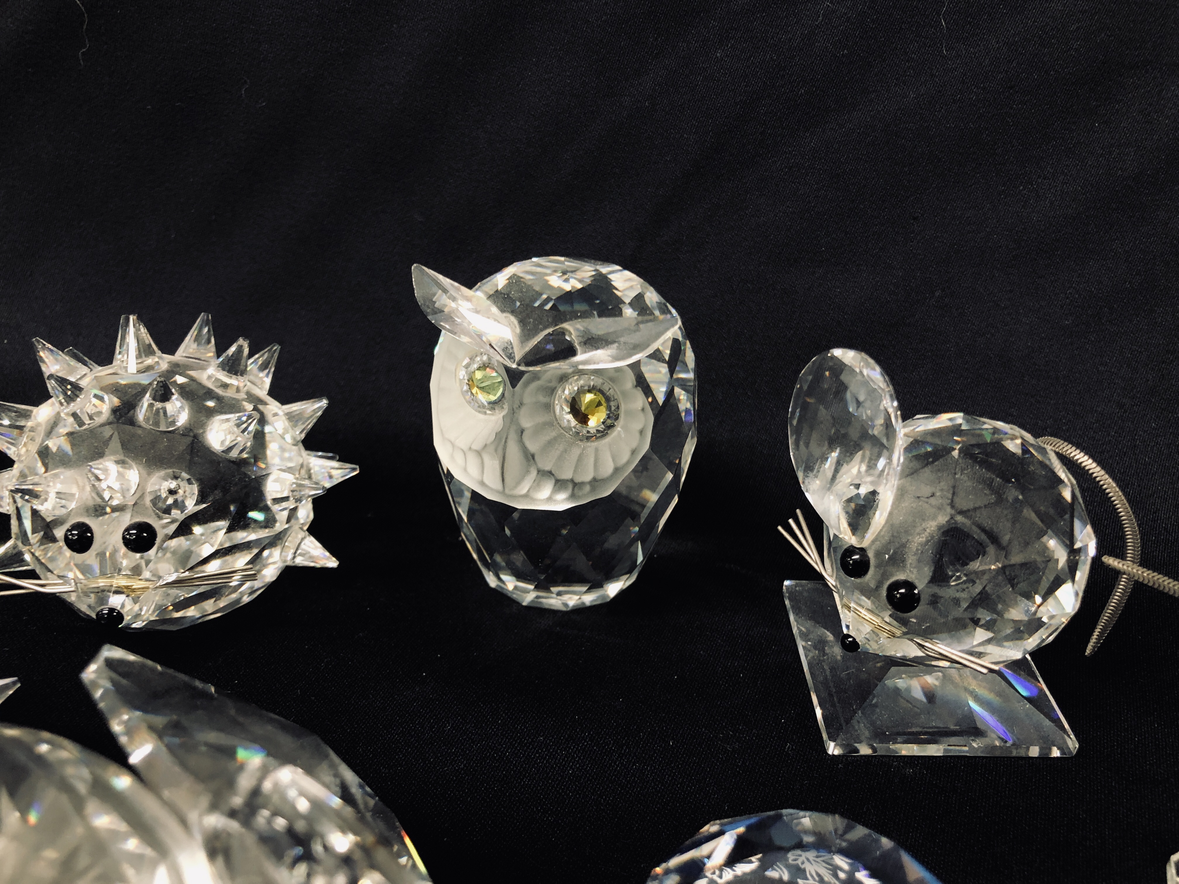 14 X SWAROVSKI CRYSTAL CABINET ORNAMENTS TO INCLUDE HEDGEHOG, OWL, SWAN ETC. - Image 4 of 8