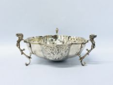 A SILVER THREE HANDLED CIRCULAR LOBBED BOWL DECORATED WITH FLOWERS - CHESTER 1907. W 13CM.