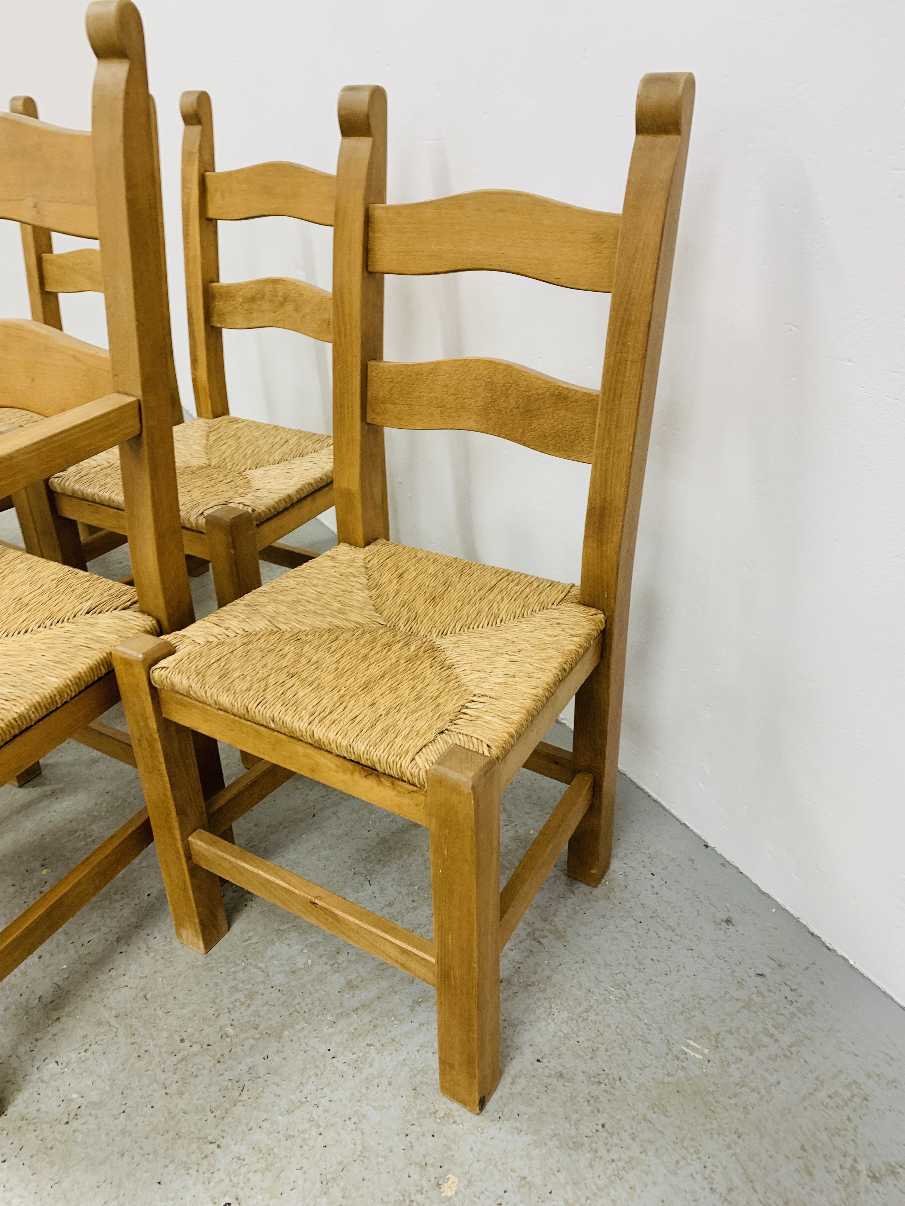 A SET OF SIX HEAVY QUALITY COUNTRY DINING CHAIRS WITH RUSH SEATS (4 SIDE, - Image 2 of 14