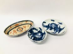 A C19TH ORIENTAL PORCELAIN OVAL SPOON TRAY WITH IMARI DECORATION ALONG WITH A CHINESE BLUE & WHITE