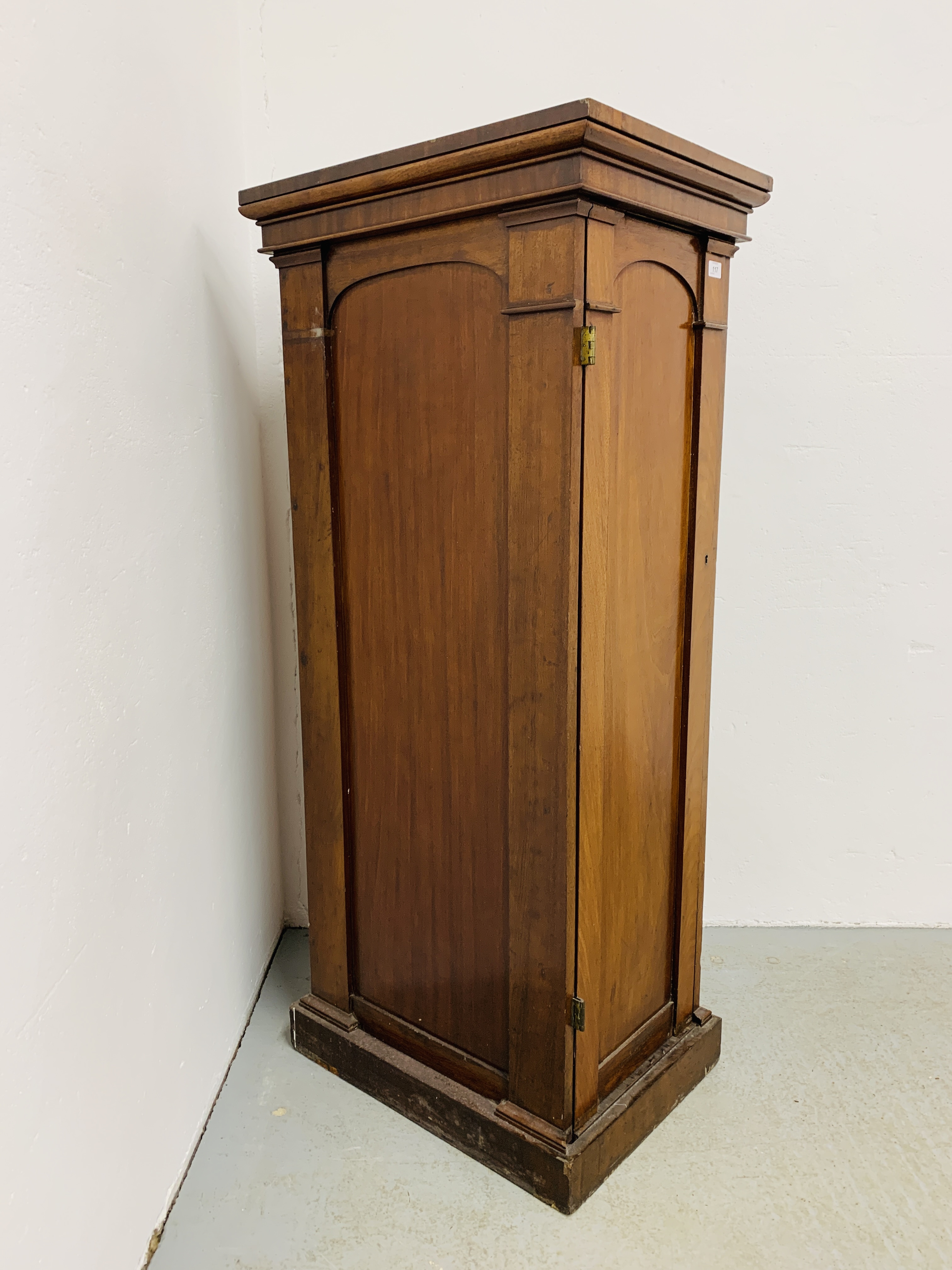 AN EARLY C19TH MAHOGANY SINGLE DOOR PEDESTAL (PART OF A LARGER PIECE) ENCLOSING SEVEN DRAWERS - Image 5 of 17