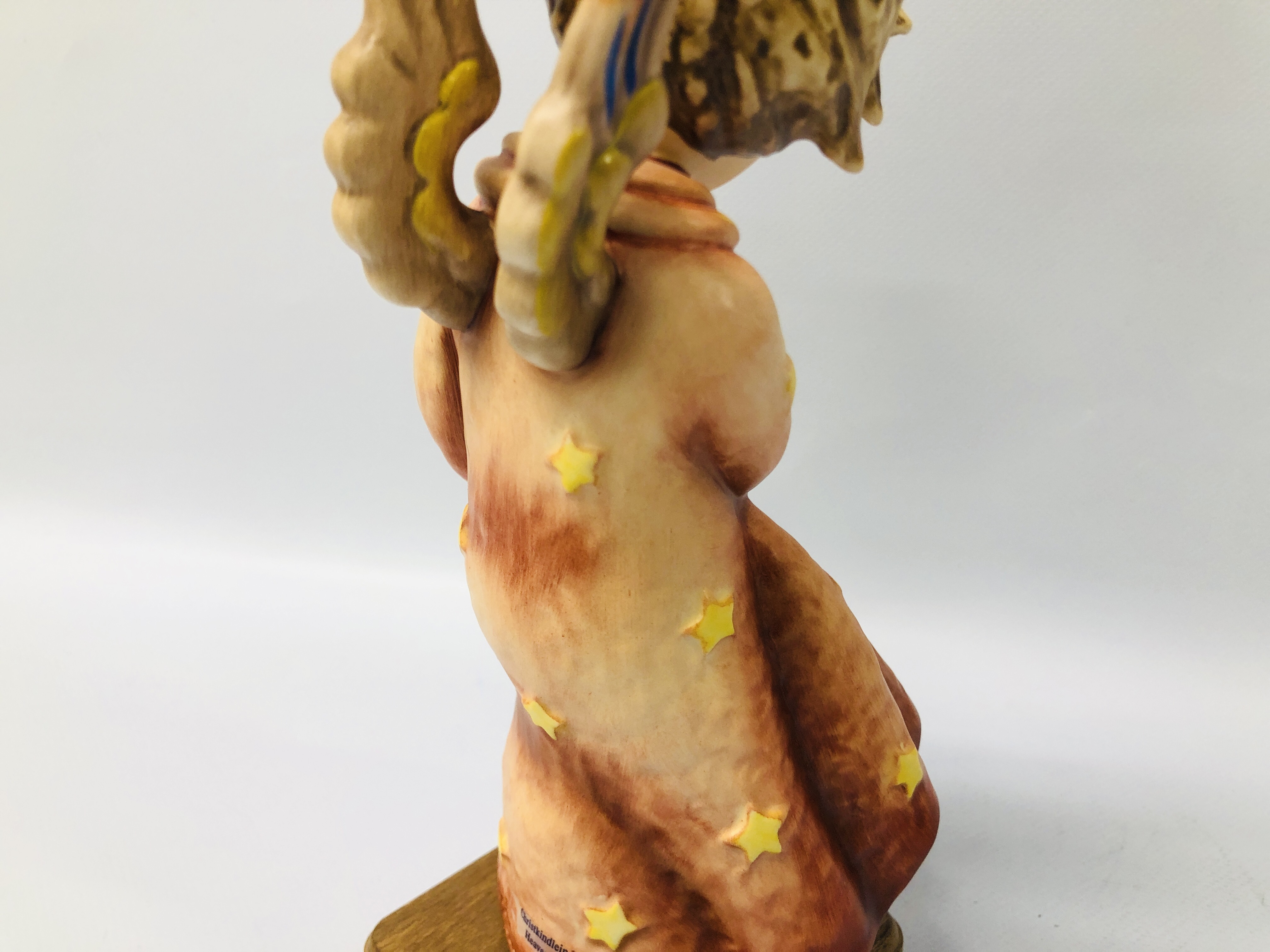 GOEBEL HUMMEL FIGURINE "HEAVENLY ANGEL" - H 19. - Image 6 of 10