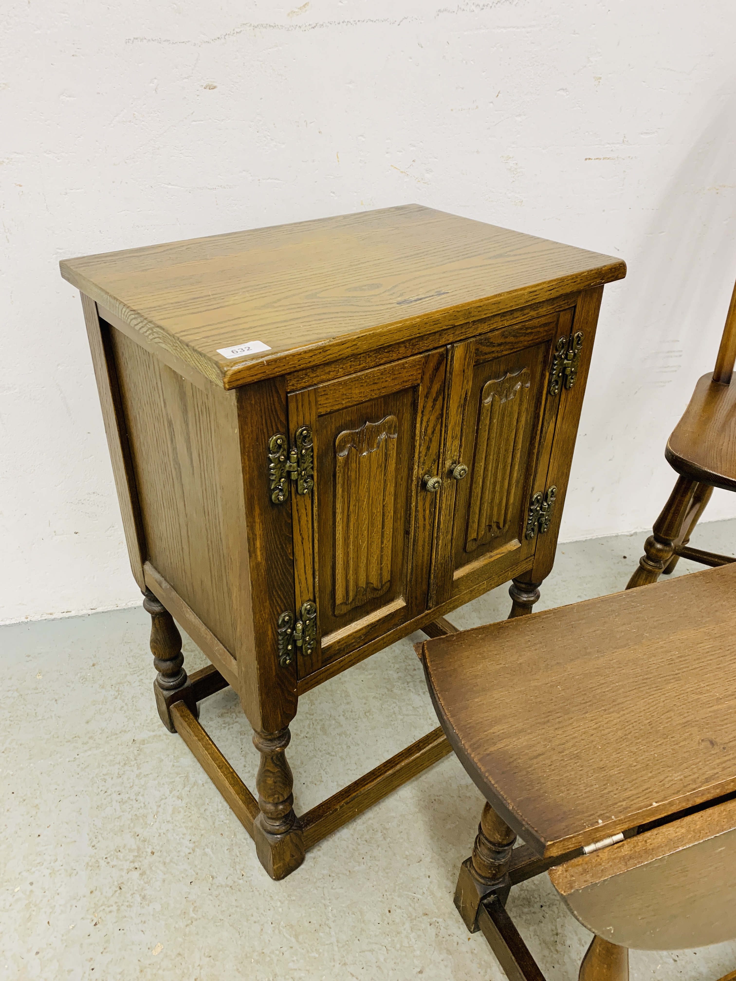 A SMALL REPRODUCTION OAK CABINET WITH LINEN FOLD DETAIL W 50CM, D 35CM, H 72CM, - Image 4 of 5