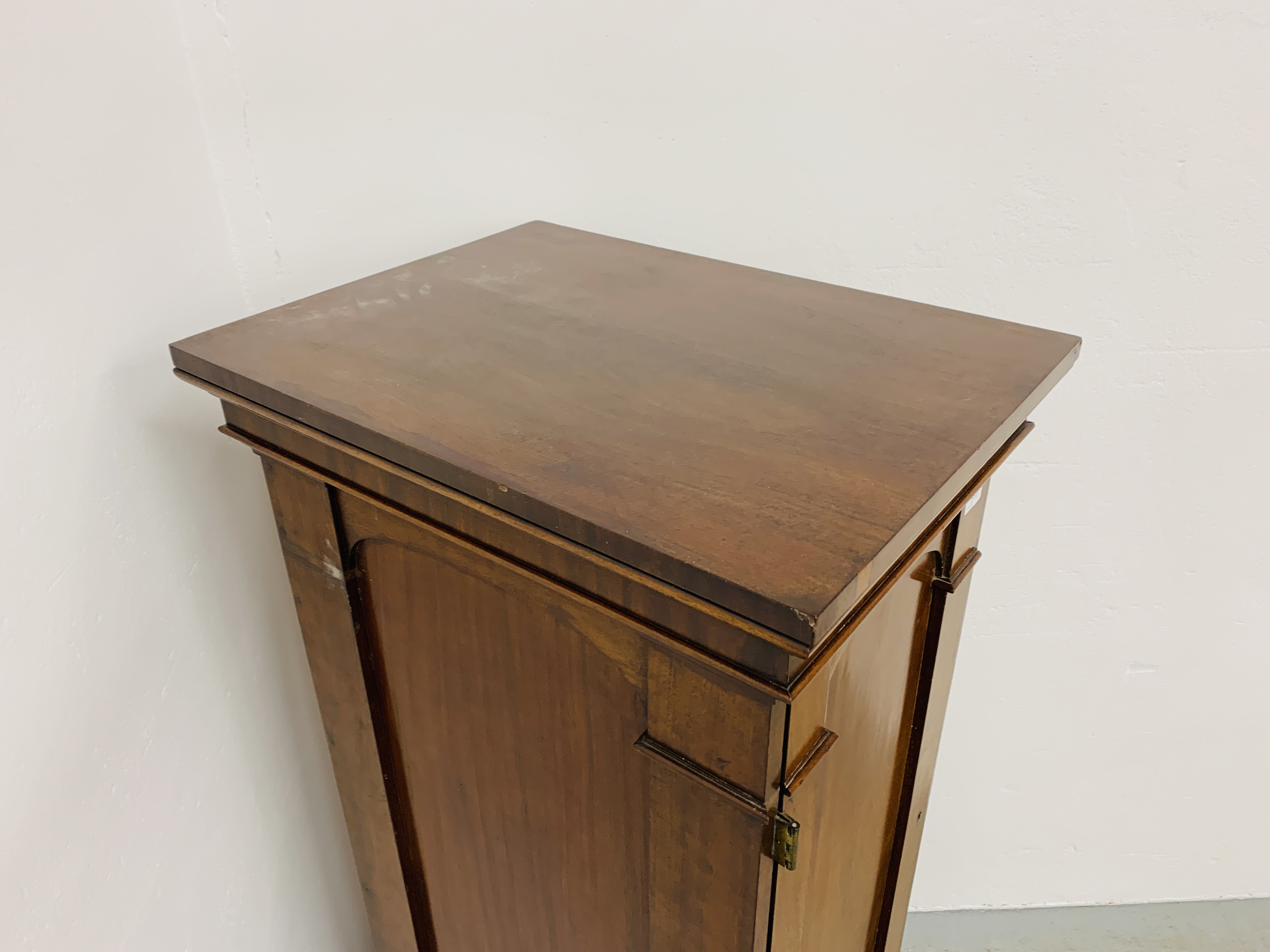 AN EARLY C19TH MAHOGANY SINGLE DOOR PEDESTAL (PART OF A LARGER PIECE) ENCLOSING SEVEN DRAWERS - Image 6 of 17