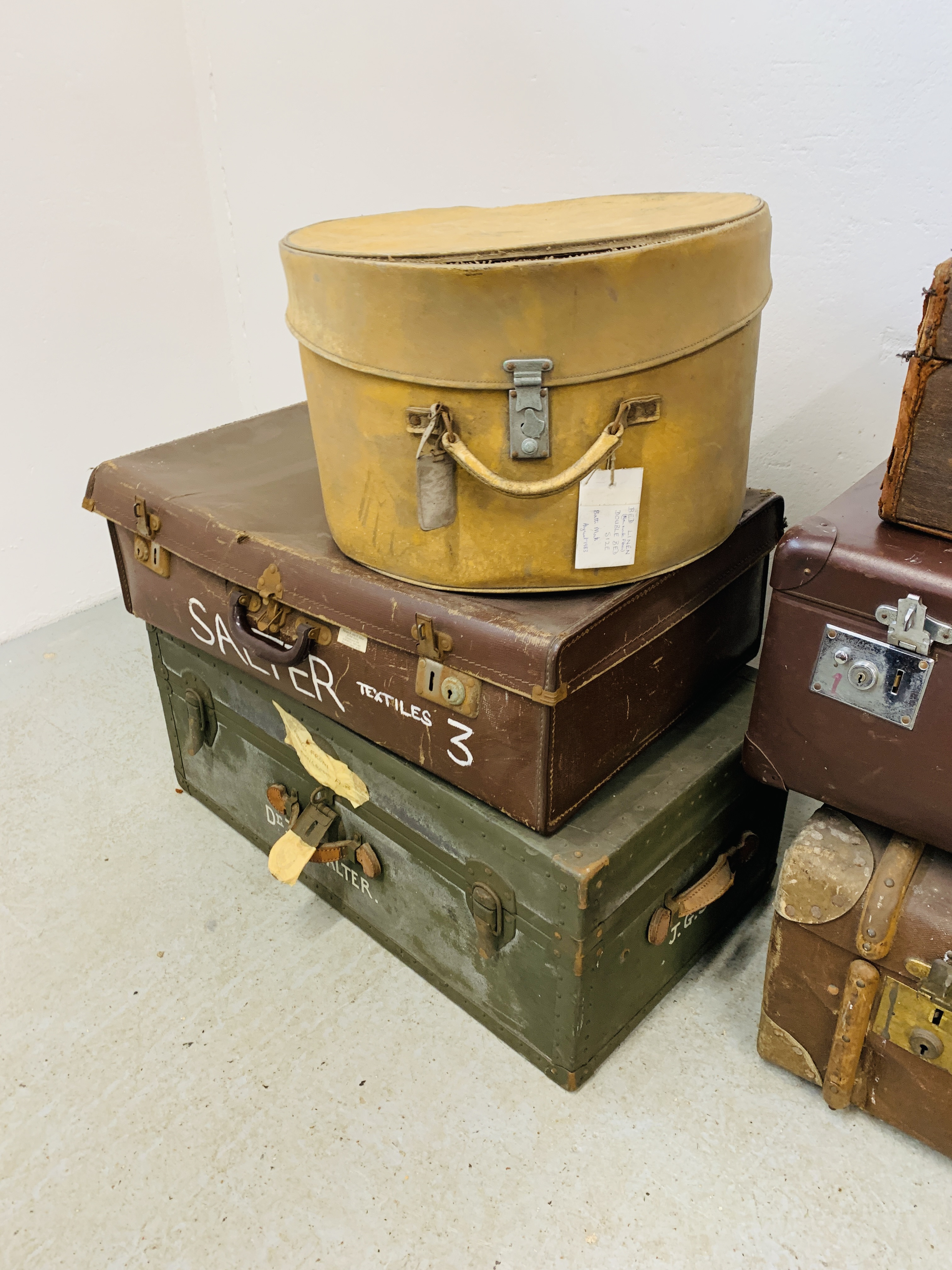 SIX VARIOUS VINTAGE TRAVEL TRUNKS / LUGGAGE BAGS TO INCLUDE MILLER MANUFACTURING METAL BOUND - Image 5 of 7
