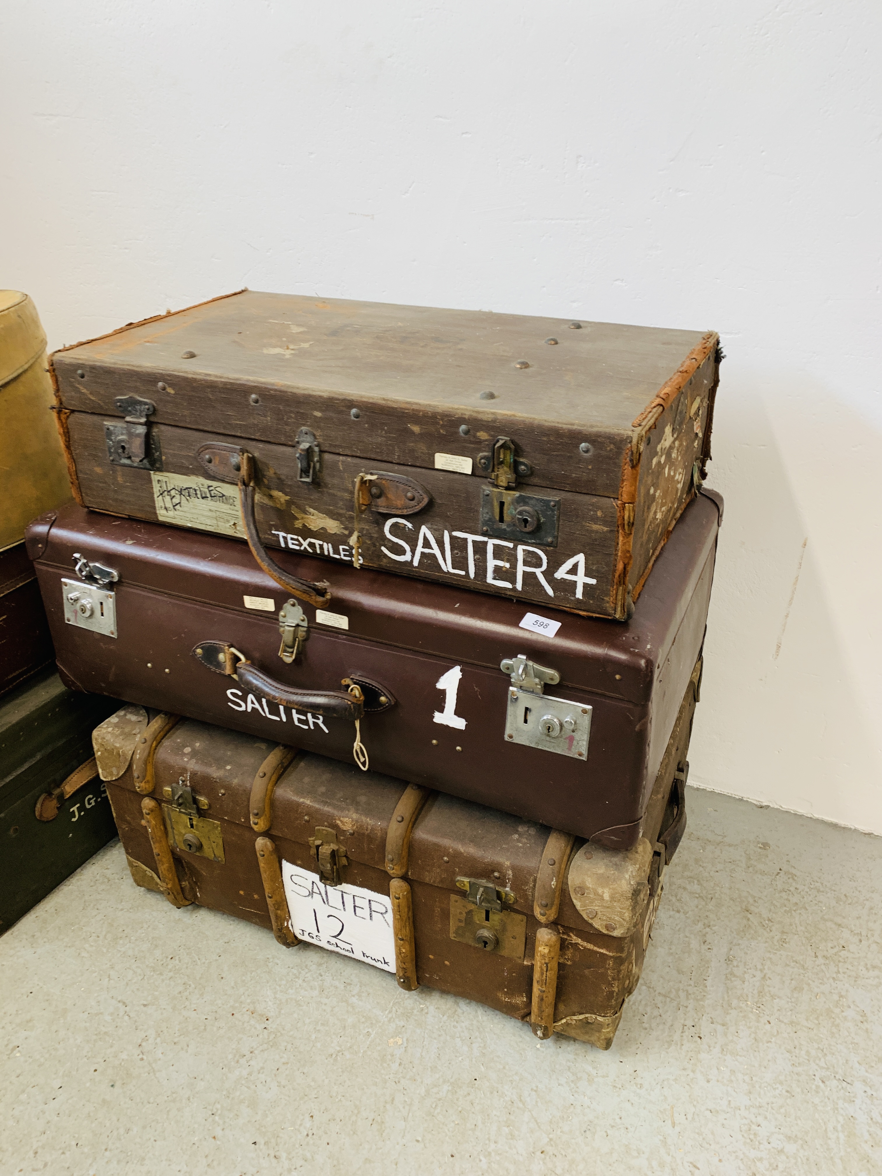 SIX VARIOUS VINTAGE TRAVEL TRUNKS / LUGGAGE BAGS TO INCLUDE MILLER MANUFACTURING METAL BOUND - Image 2 of 7