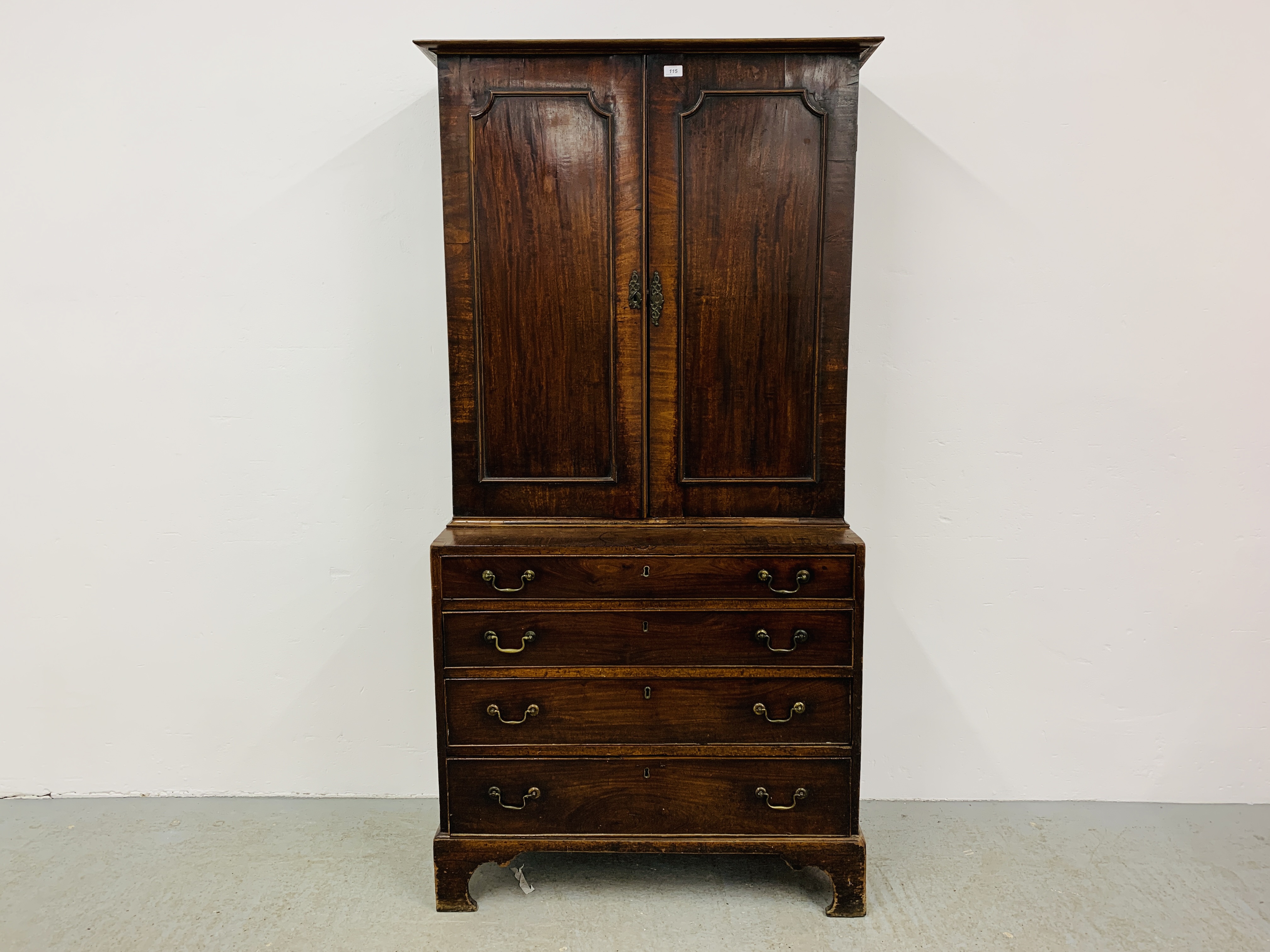 A GEORGE III MAHOGANY CHEST OF FOUR DRAWERS WITH ASSOCIATED TWO DOOR CUPBOARD ABOVE, WIDTH 97CM.
