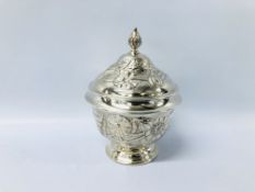 AN EDWARDIAN SILVER LIDDED BOWL WITH FLORAL DECORATION, LONDON 1901, CHARLES RAWLINGS H 13CM.