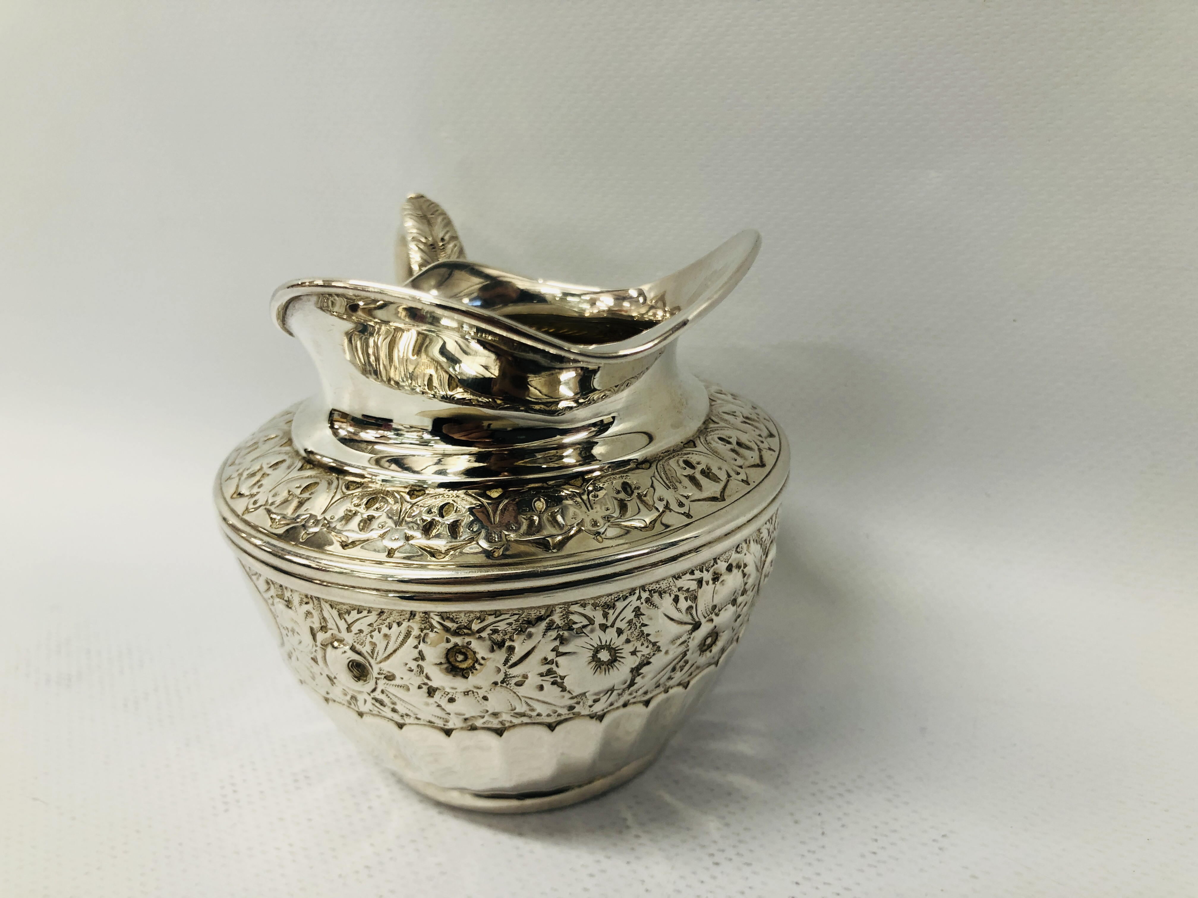 A VICTORIAN SILVER CREAM JUG, LONDON 1893, SIBRAY HALL & COMPANY - H 8CM. - Image 15 of 21