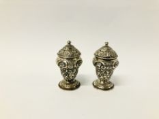 A PAIR OF PEPPERS OF DOUBLE OGEE FORM BIRMINGHAM 1897 - H 5CM.