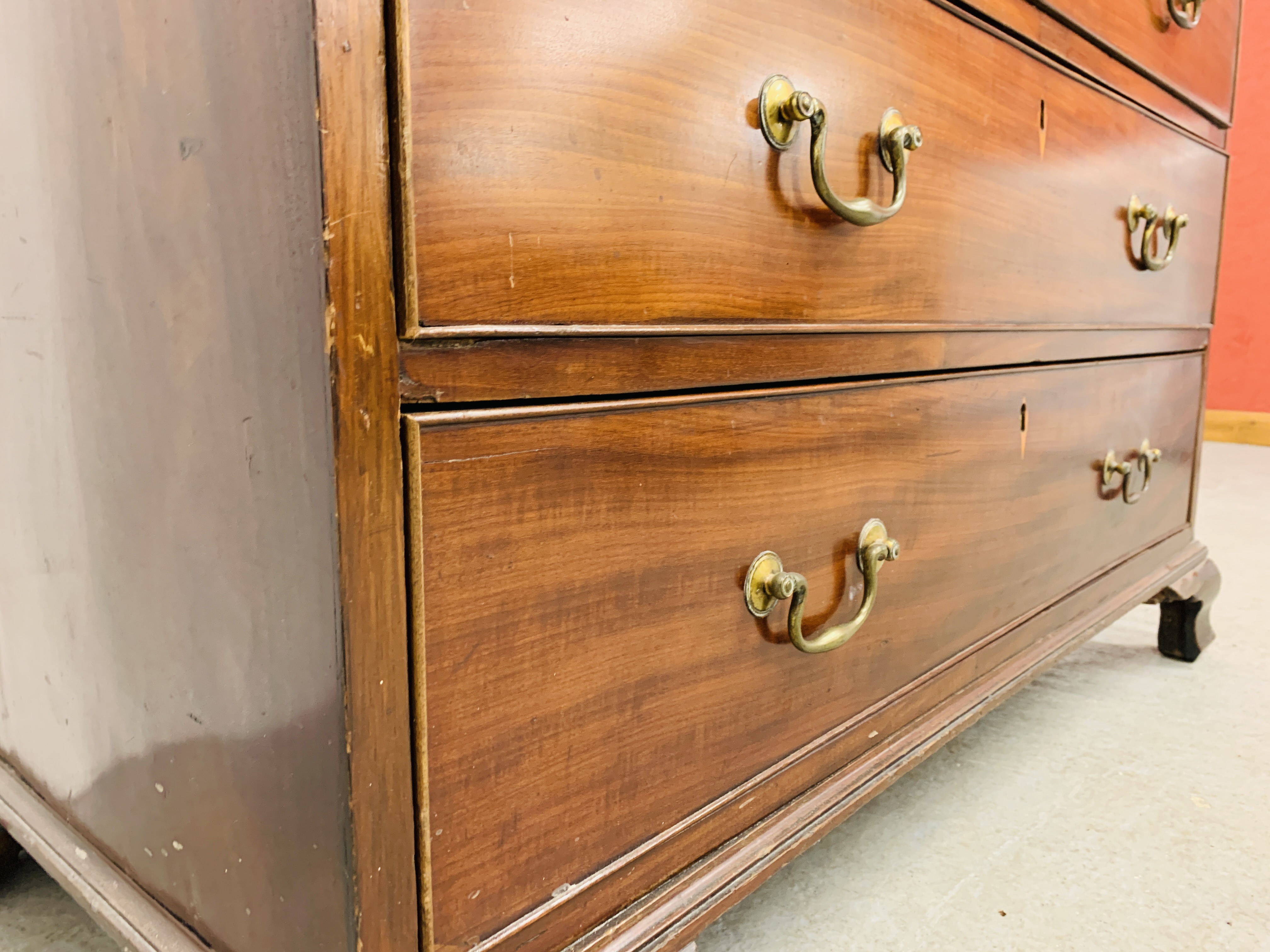 AN EARLY C19TH MAHOGANY SIX DRAWER CHEST, WIDTH 107CM. - Image 11 of 24