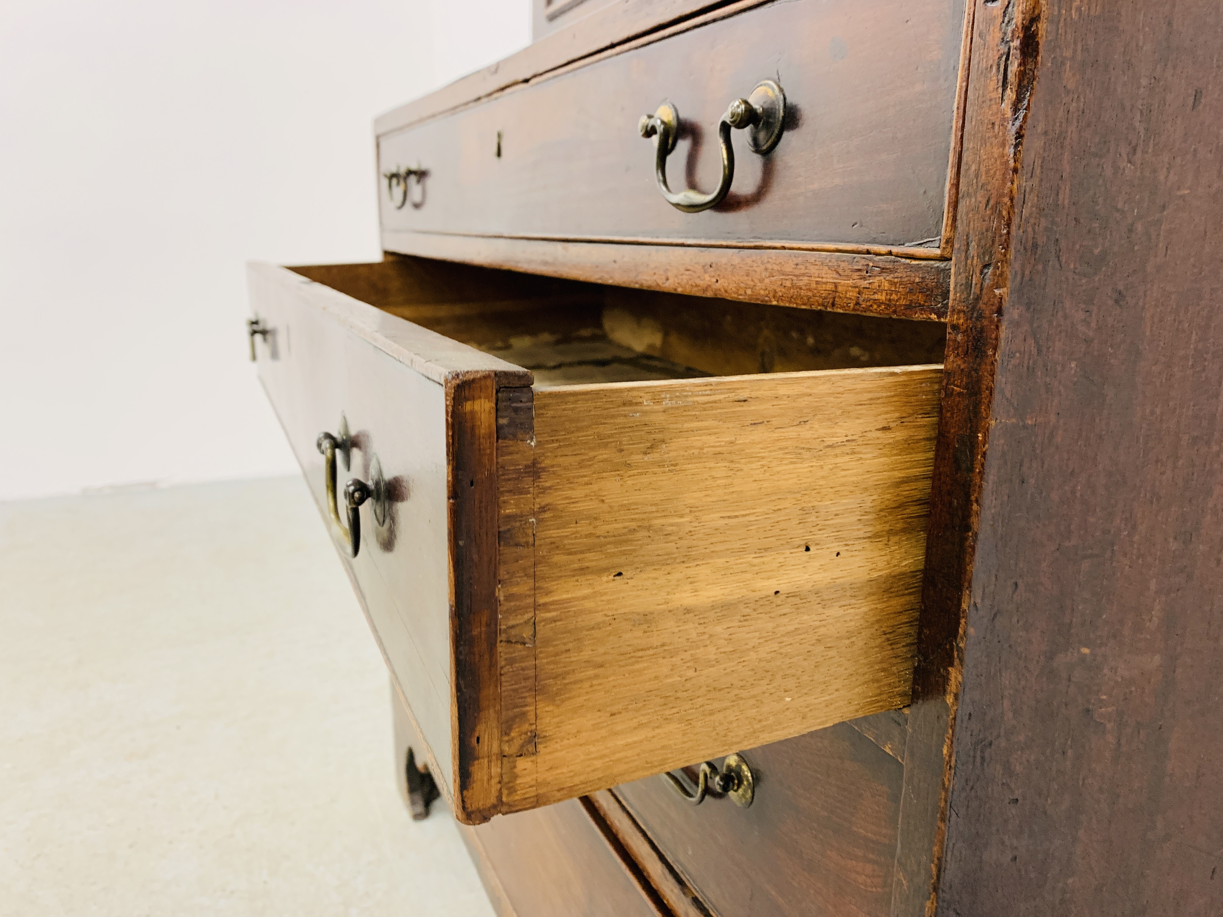 A GEORGE III MAHOGANY CHEST OF FOUR DRAWERS WITH ASSOCIATED TWO DOOR CUPBOARD ABOVE, WIDTH 97CM. - Image 12 of 17