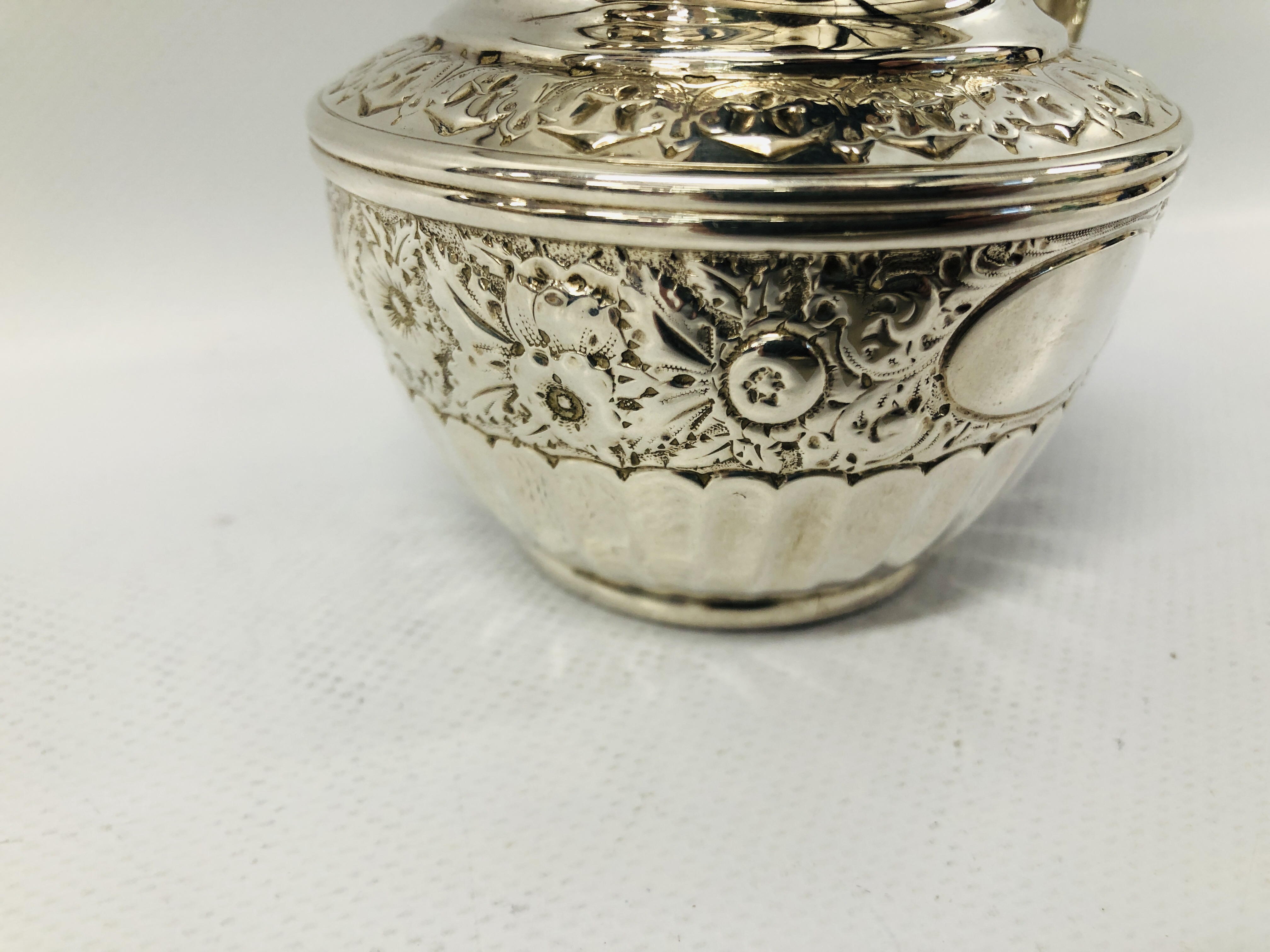 A VICTORIAN SILVER CREAM JUG, LONDON 1893, SIBRAY HALL & COMPANY - H 8CM. - Image 5 of 21