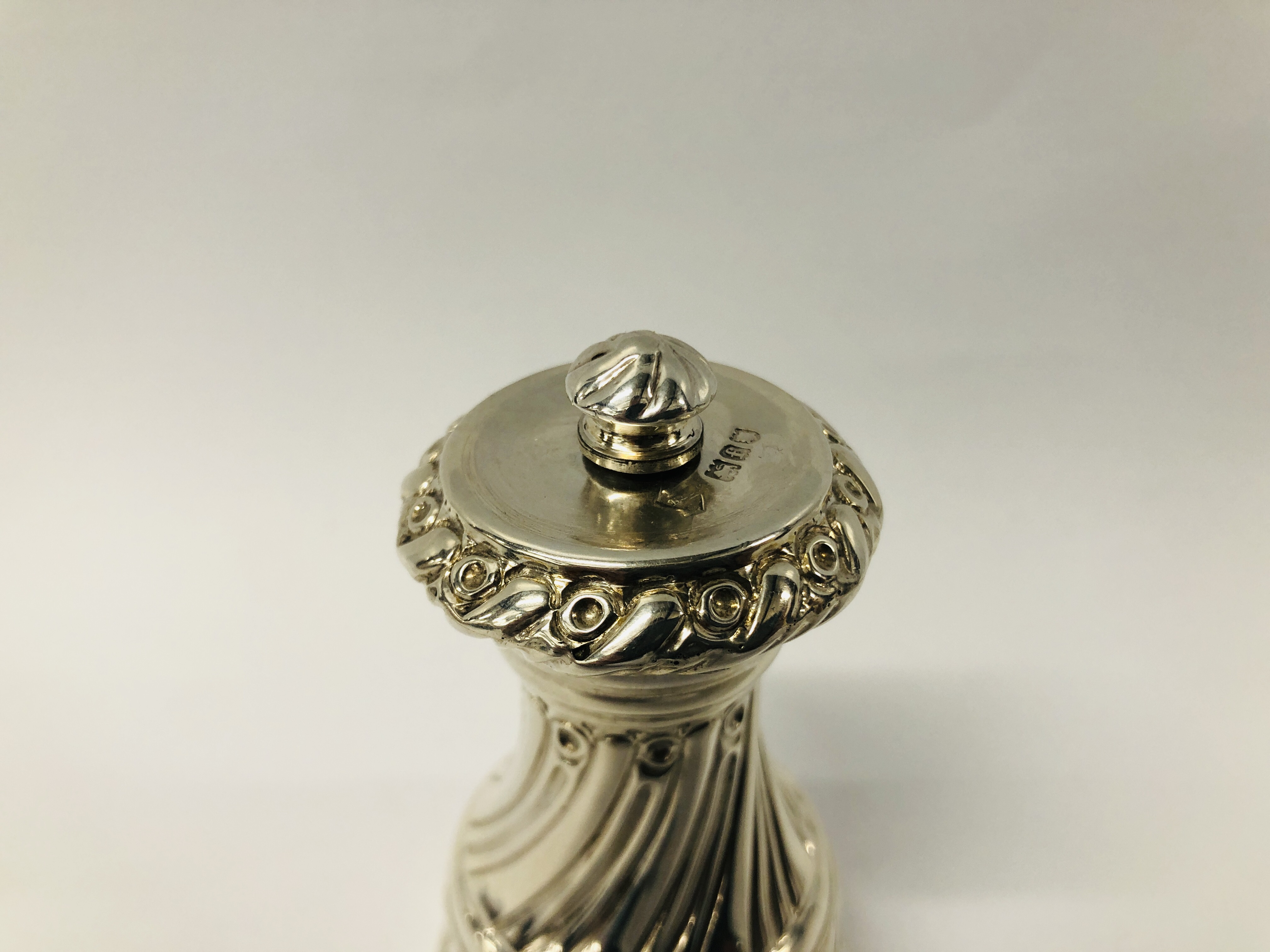 A SILVER PEPPER MILL OF SPIRALLY FLUTED WAISTED FORM LONDON 1901, MAPPIN & WEBB - H 9CM. - Image 5 of 15
