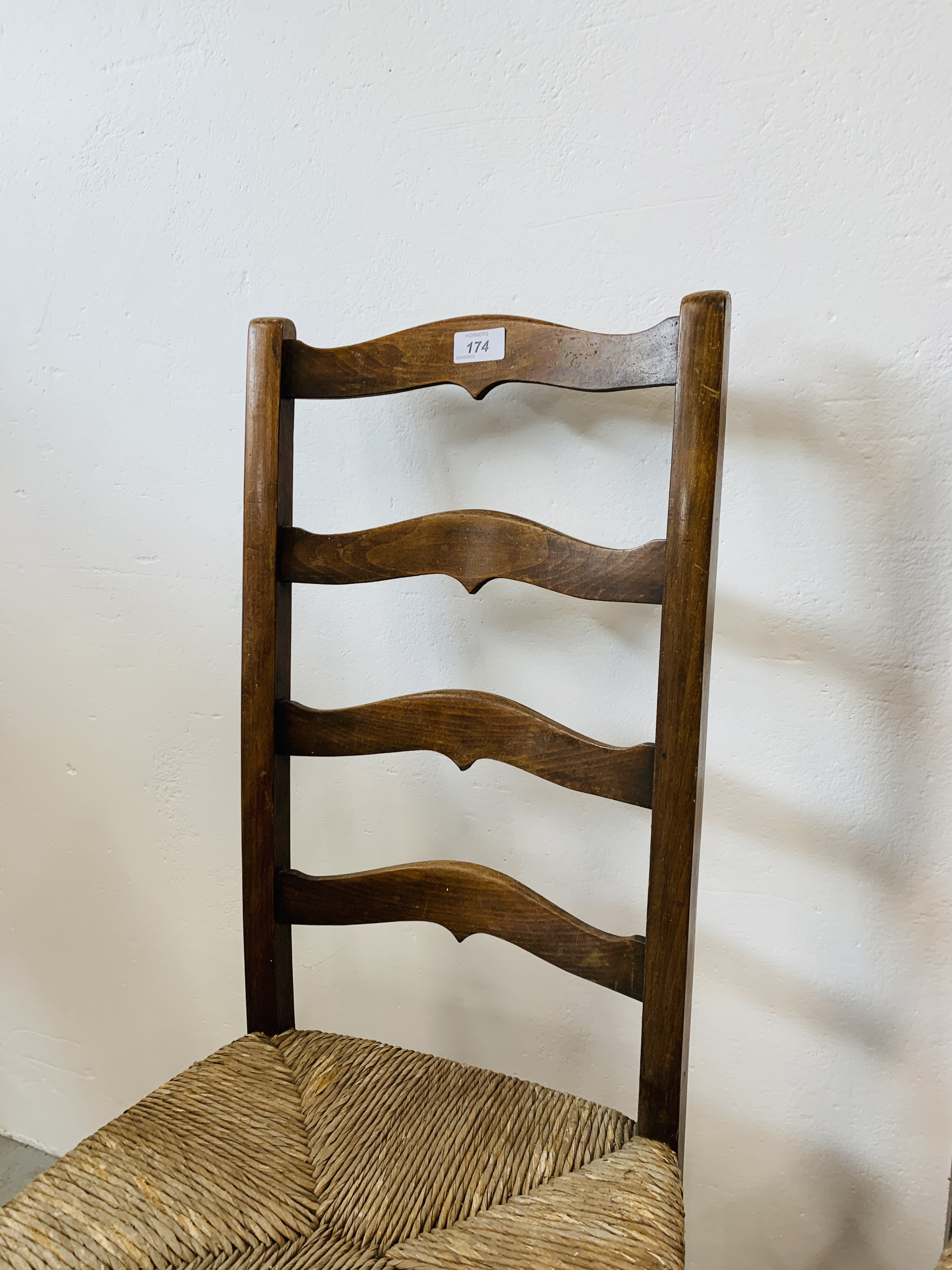 A PAIR OF ANTIQUE OAK LADDER BACK RUSH SEATED CHAIRS - Image 8 of 8