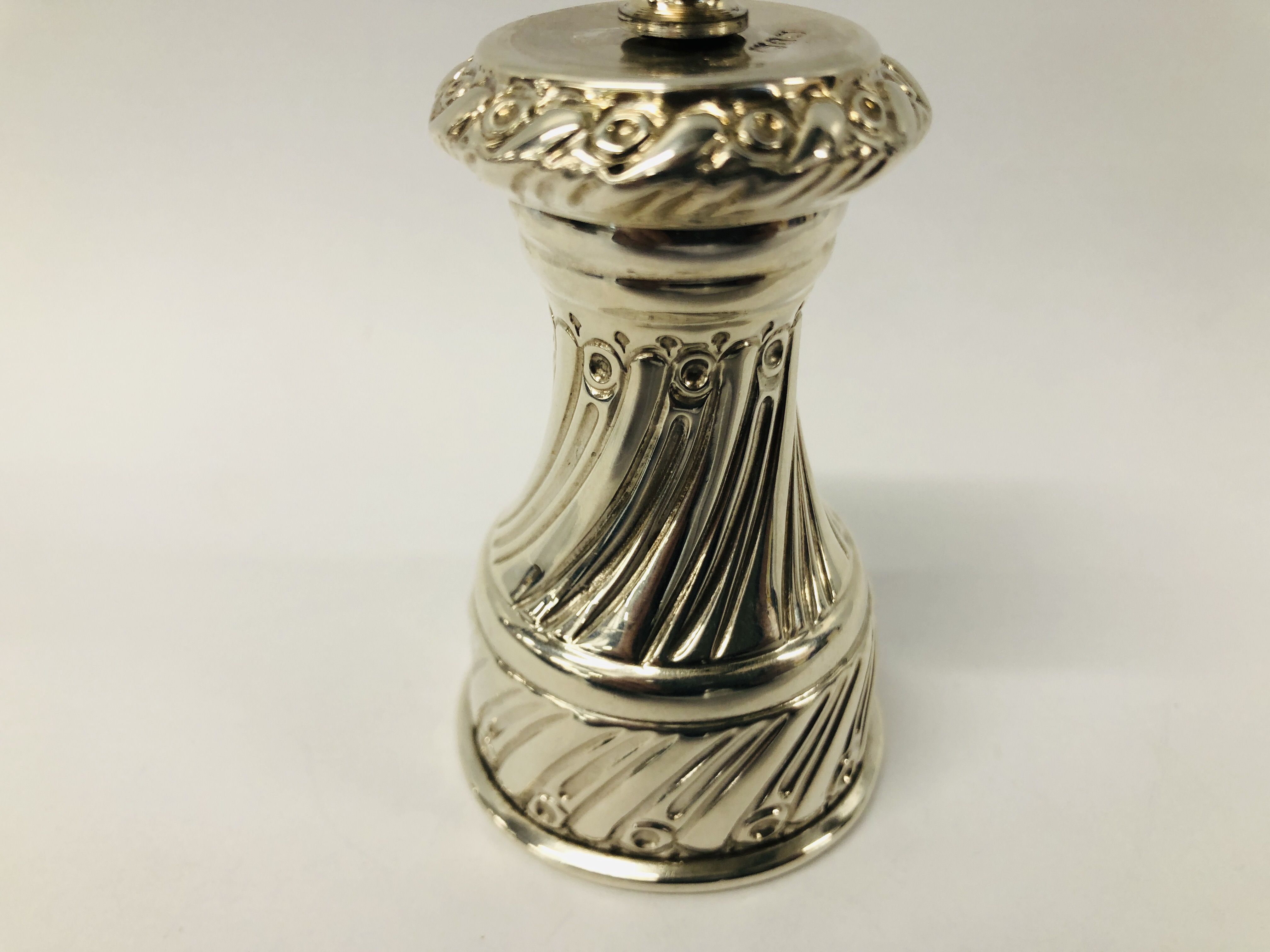 A SILVER PEPPER MILL OF SPIRALLY FLUTED WAISTED FORM LONDON 1901, MAPPIN & WEBB - H 9CM. - Image 6 of 15