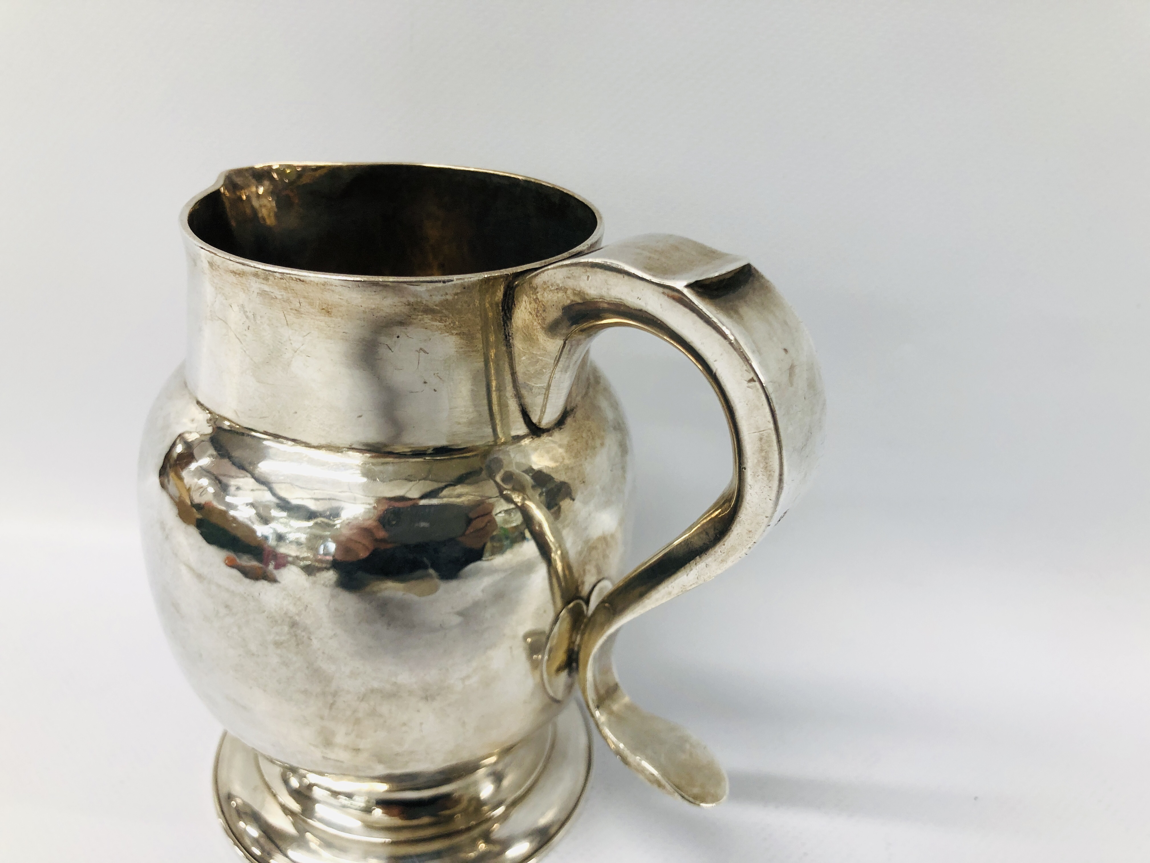A GEORGE III SILVER JUG, THE 'S' SHAPED HANDLE ON A PLAIN BULBOUS BODY, NEWCASTLE 1790, J. - Image 5 of 21
