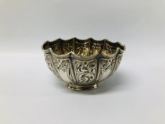 VICTORIAN SILVER SUGAR BOWL, THE PANELS WITH SCROLLED DECORATION SHEFFIELD 1886 - D 10CM. H 5CM.