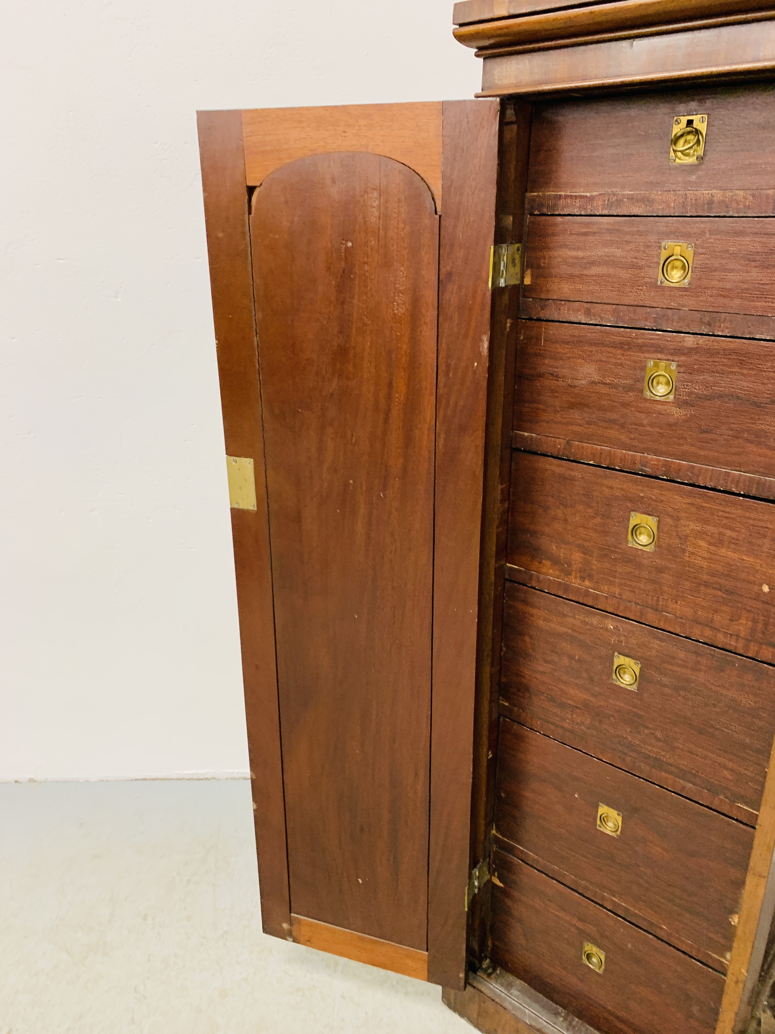 AN EARLY C19TH MAHOGANY SINGLE DOOR PEDESTAL (PART OF A LARGER PIECE) ENCLOSING SEVEN DRAWERS - Image 17 of 17