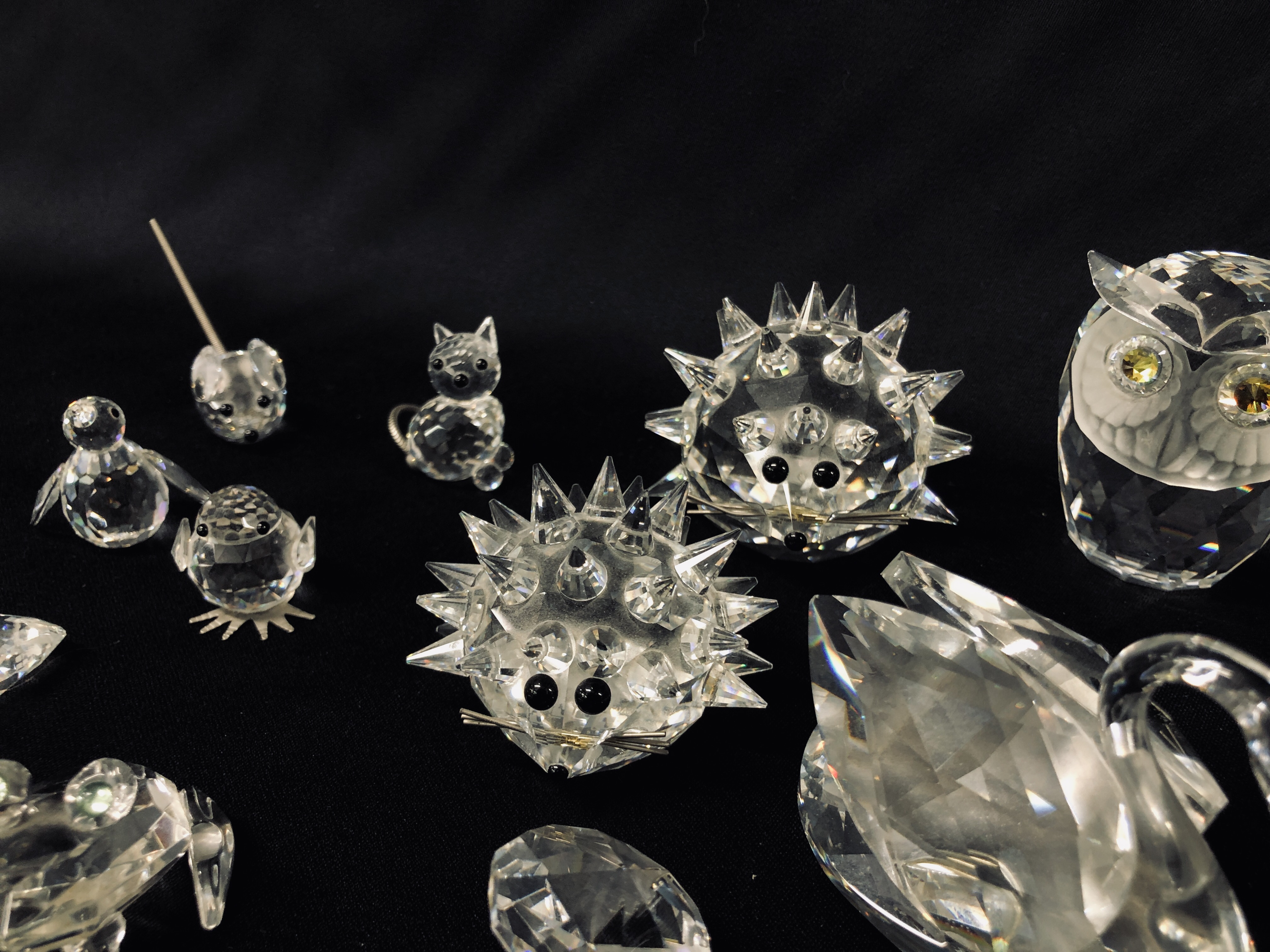 14 X SWAROVSKI CRYSTAL CABINET ORNAMENTS TO INCLUDE HEDGEHOG, OWL, SWAN ETC. - Image 3 of 8