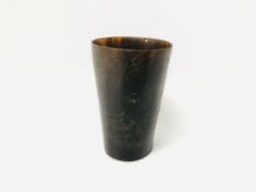 A C19TH HORN BEAKER INCISED WITH A COACH BY A INN WITH FIGURES - HEIGHT 11CM (CHIP TO BASE)
