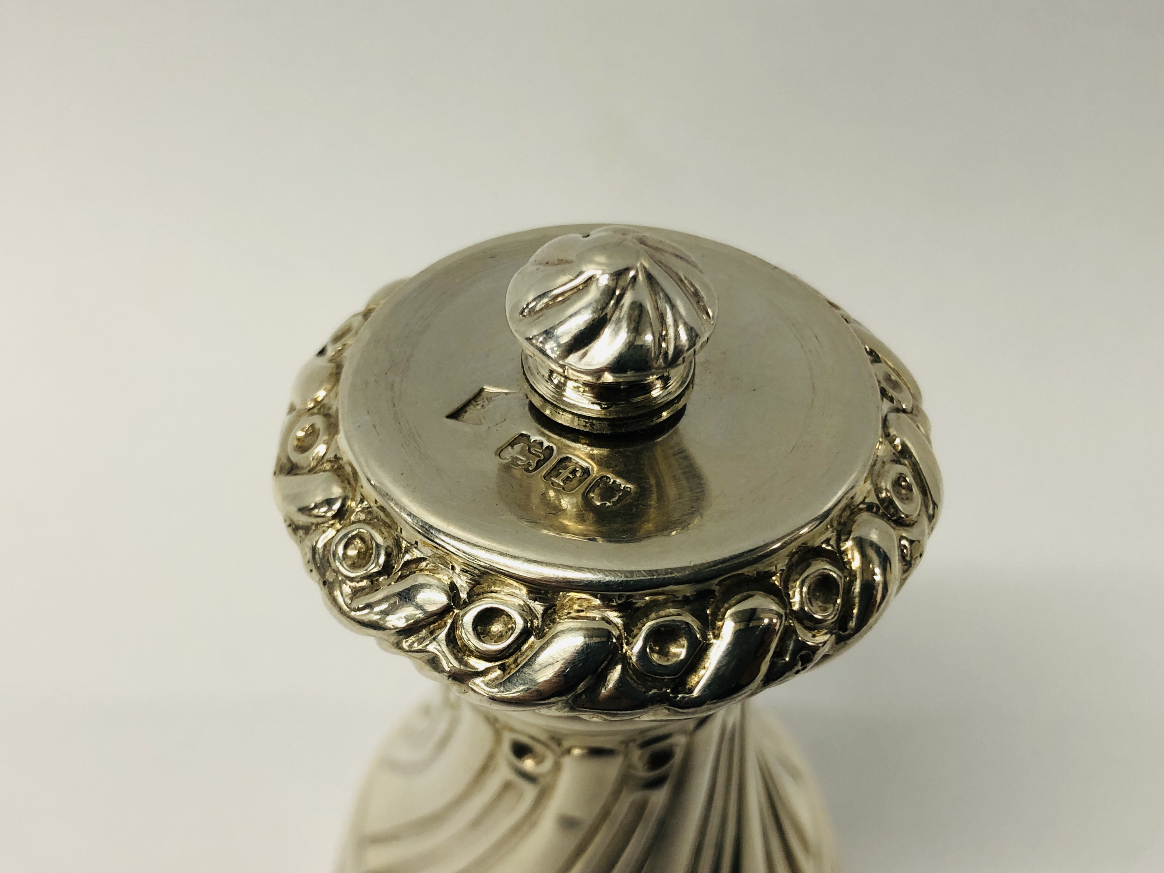 A SILVER PEPPER MILL OF SPIRALLY FLUTED WAISTED FORM LONDON 1901, MAPPIN & WEBB - H 9CM. - Image 8 of 15