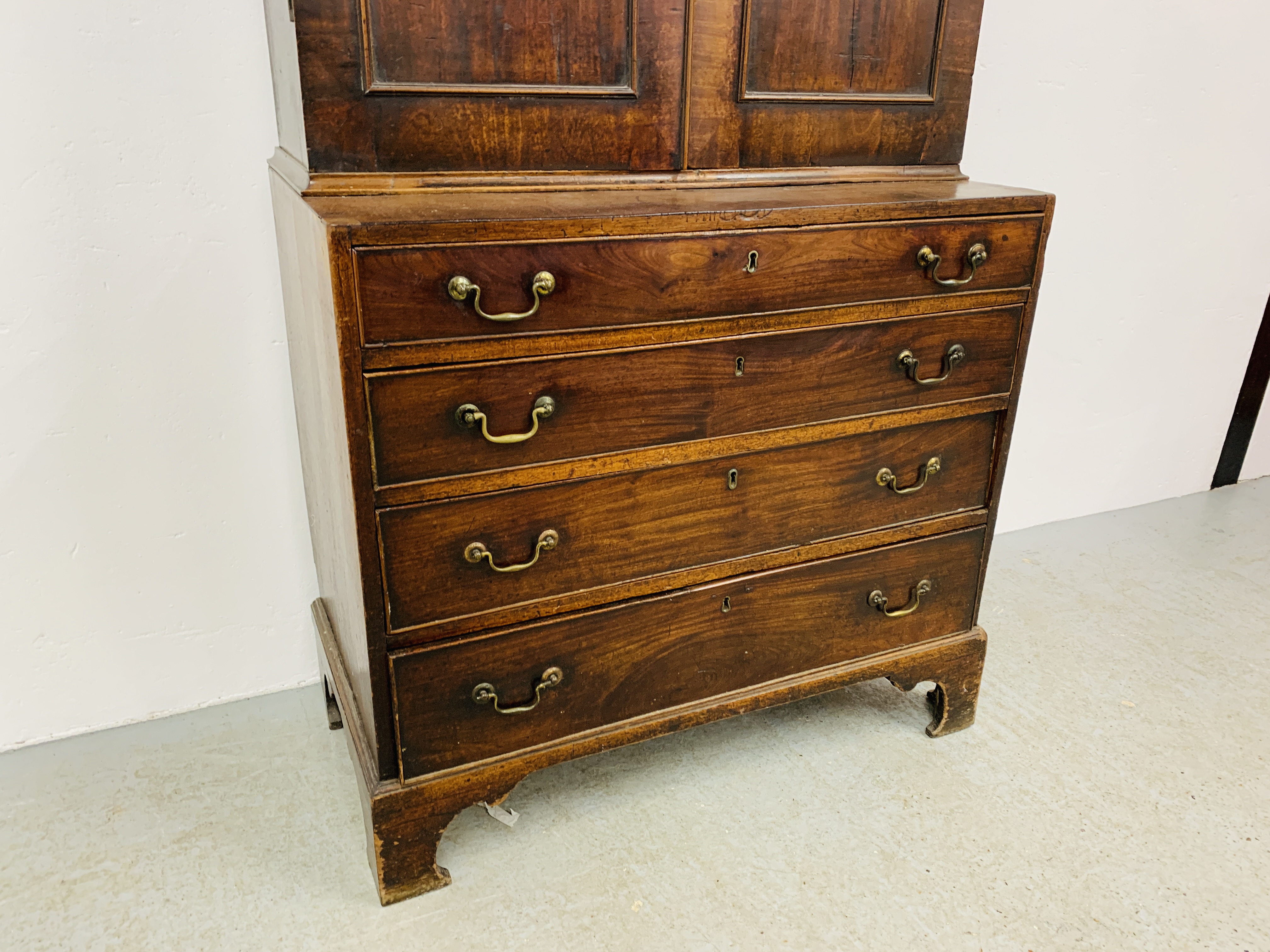 A GEORGE III MAHOGANY CHEST OF FOUR DRAWERS WITH ASSOCIATED TWO DOOR CUPBOARD ABOVE, WIDTH 97CM. - Image 5 of 17