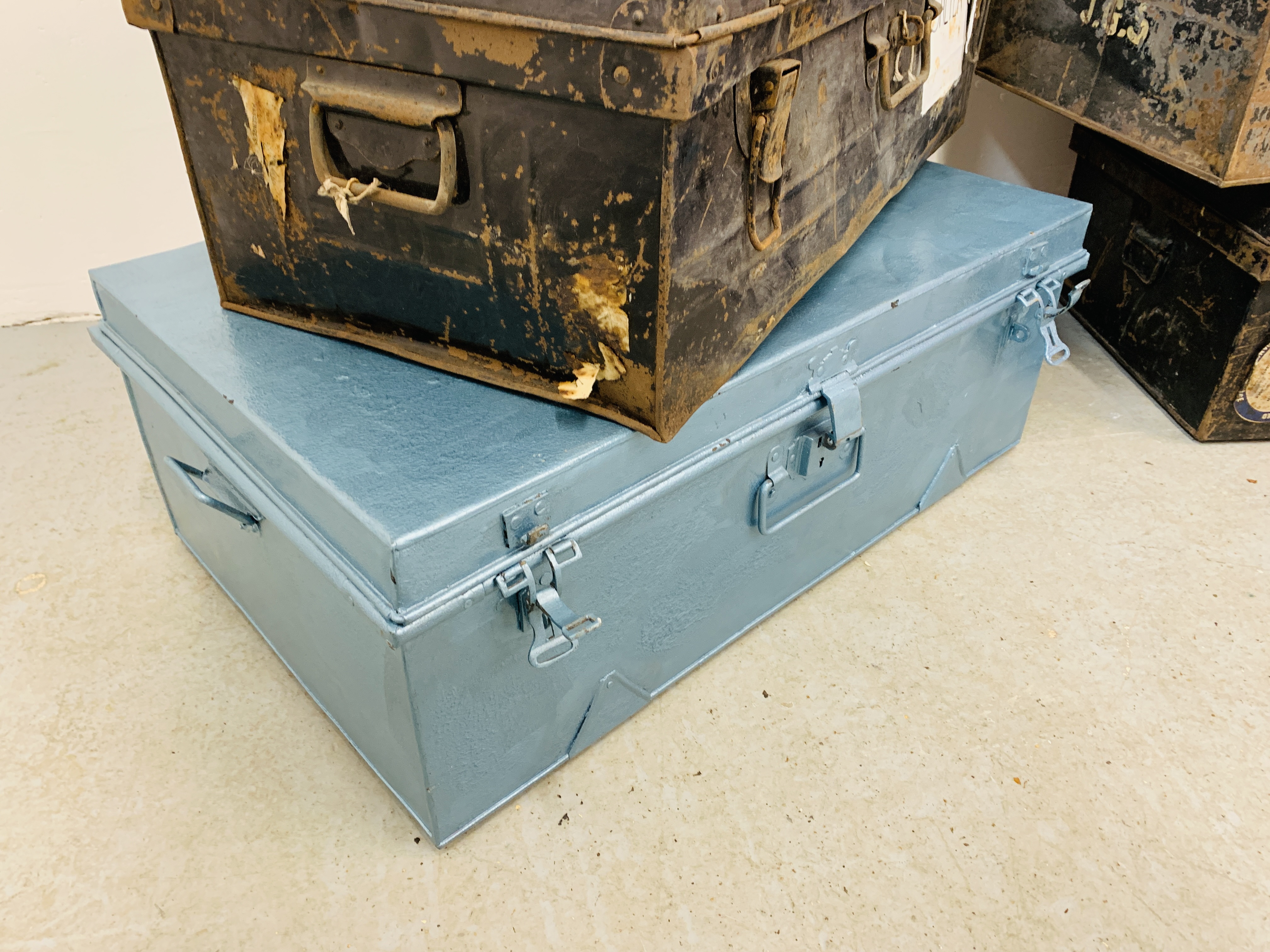 COLLECTION OF 5 VINTAGE METAL TRAVELLING TRUNKS - Image 7 of 7