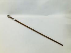 A SILVER MOUNTED WALKING CANE, THE HANDLE AND COLLAR BIRMINGHAM ASSAY - L 87CM.