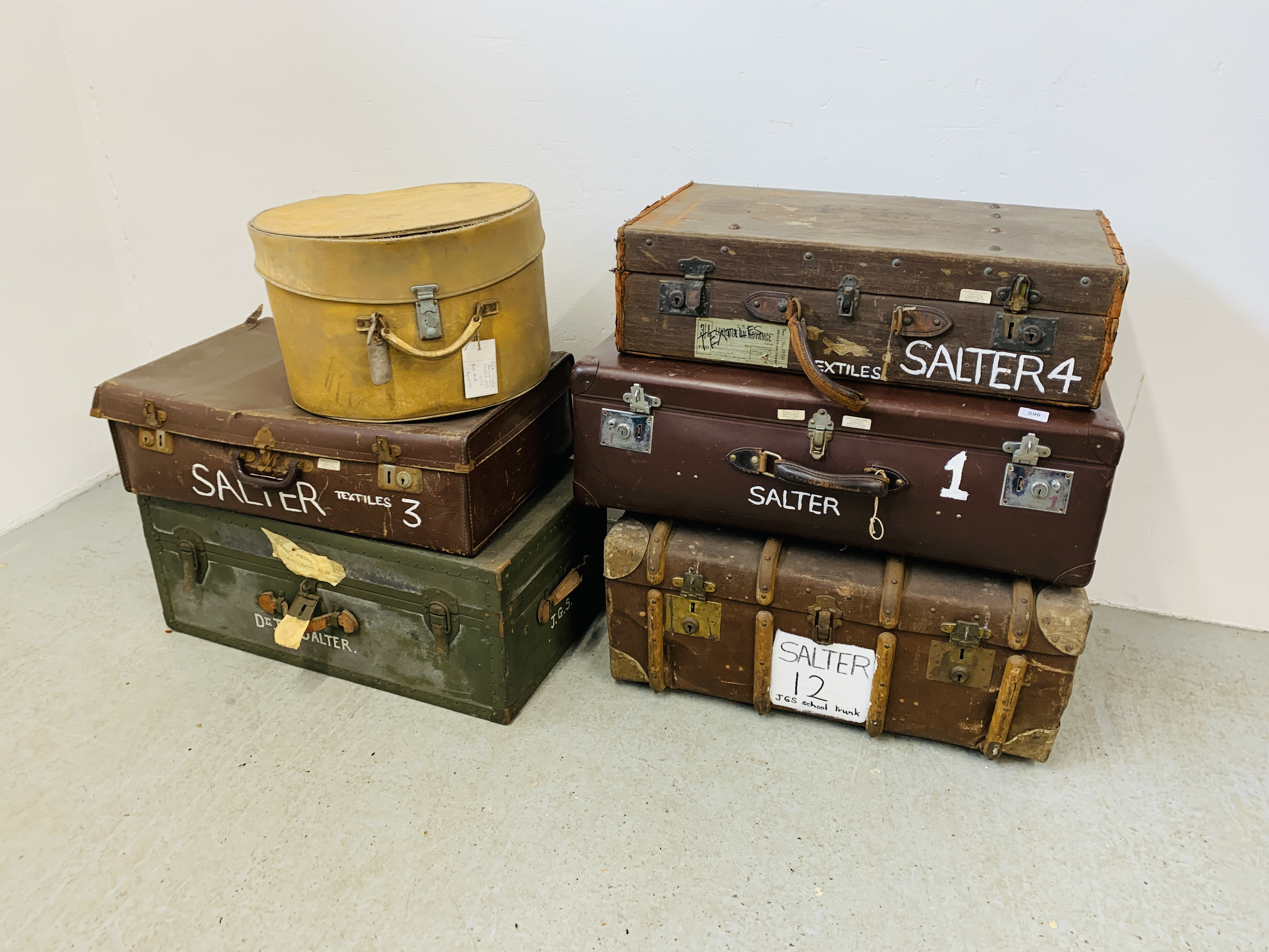 SIX VARIOUS VINTAGE TRAVEL TRUNKS / LUGGAGE BAGS TO INCLUDE MILLER MANUFACTURING METAL BOUND