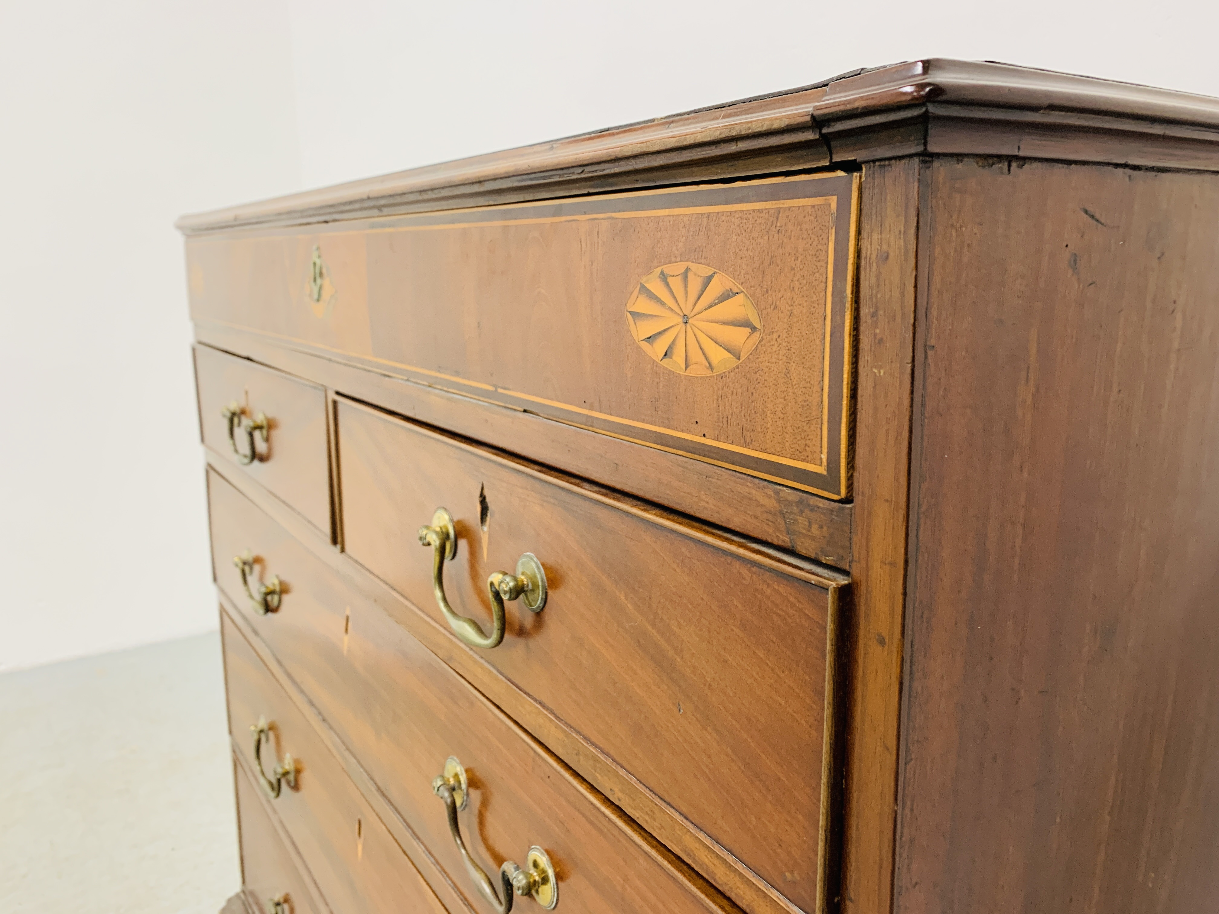 AN EARLY C19TH MAHOGANY SIX DRAWER CHEST, WIDTH 107CM. - Image 5 of 24